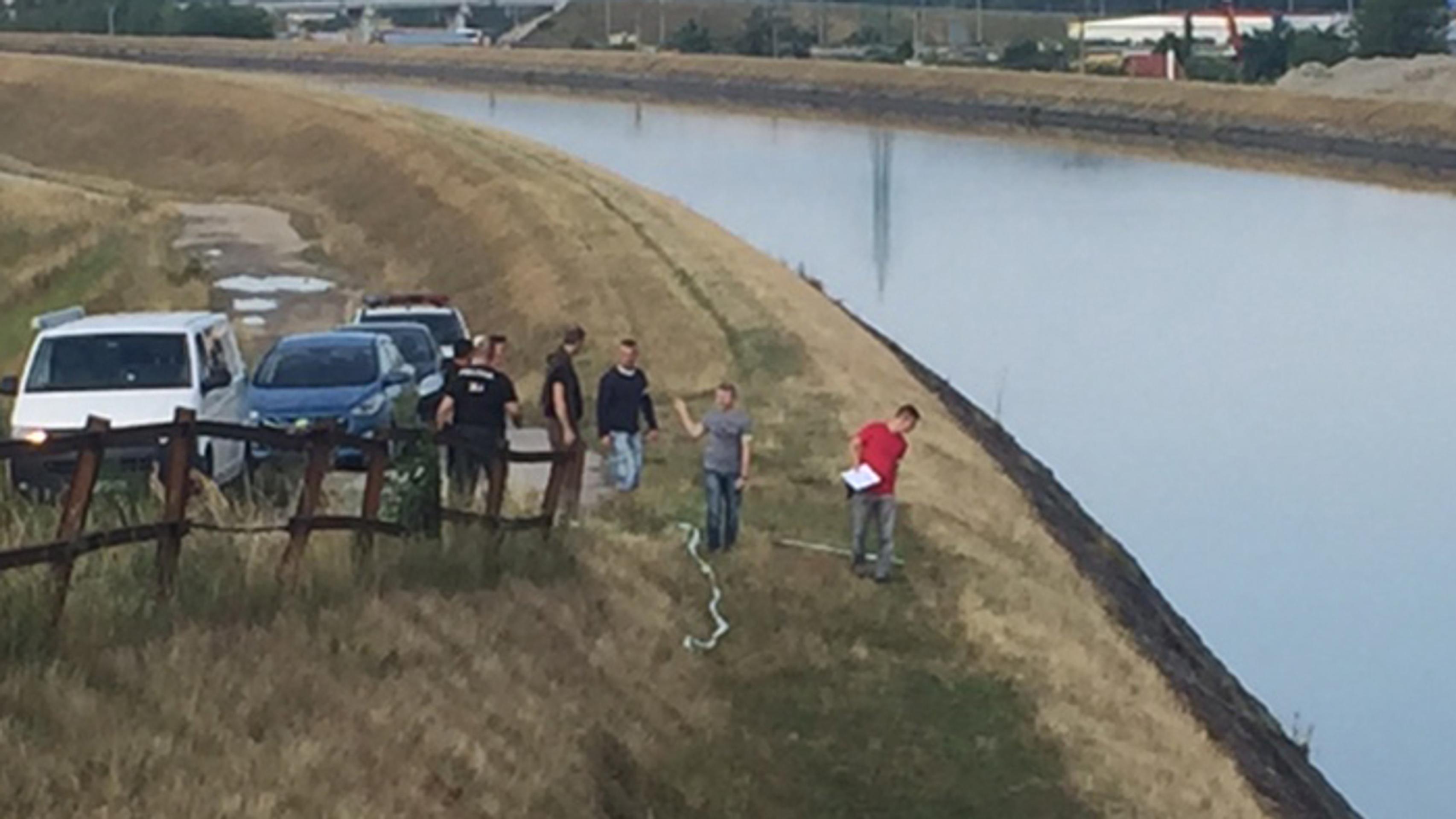 Auto, v ktorom unikali, hodili do kanála.