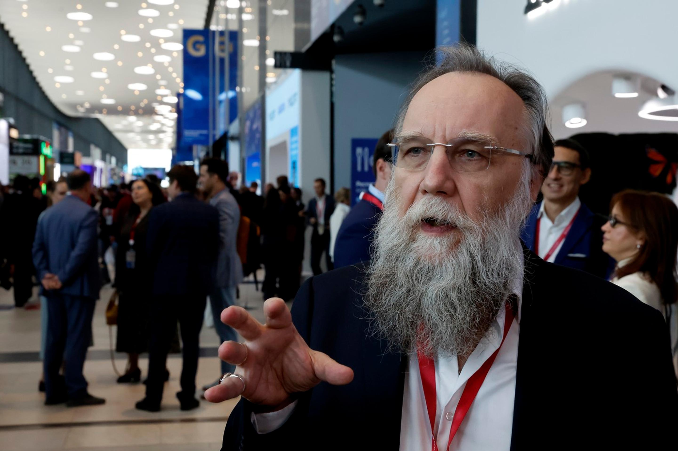 Aleksandr Dugin hovorí s novinármi počas svojej účasti na Medzinárodnom ekonomickom fóre v Petrohrade (SPIEF) v Petrohrade.