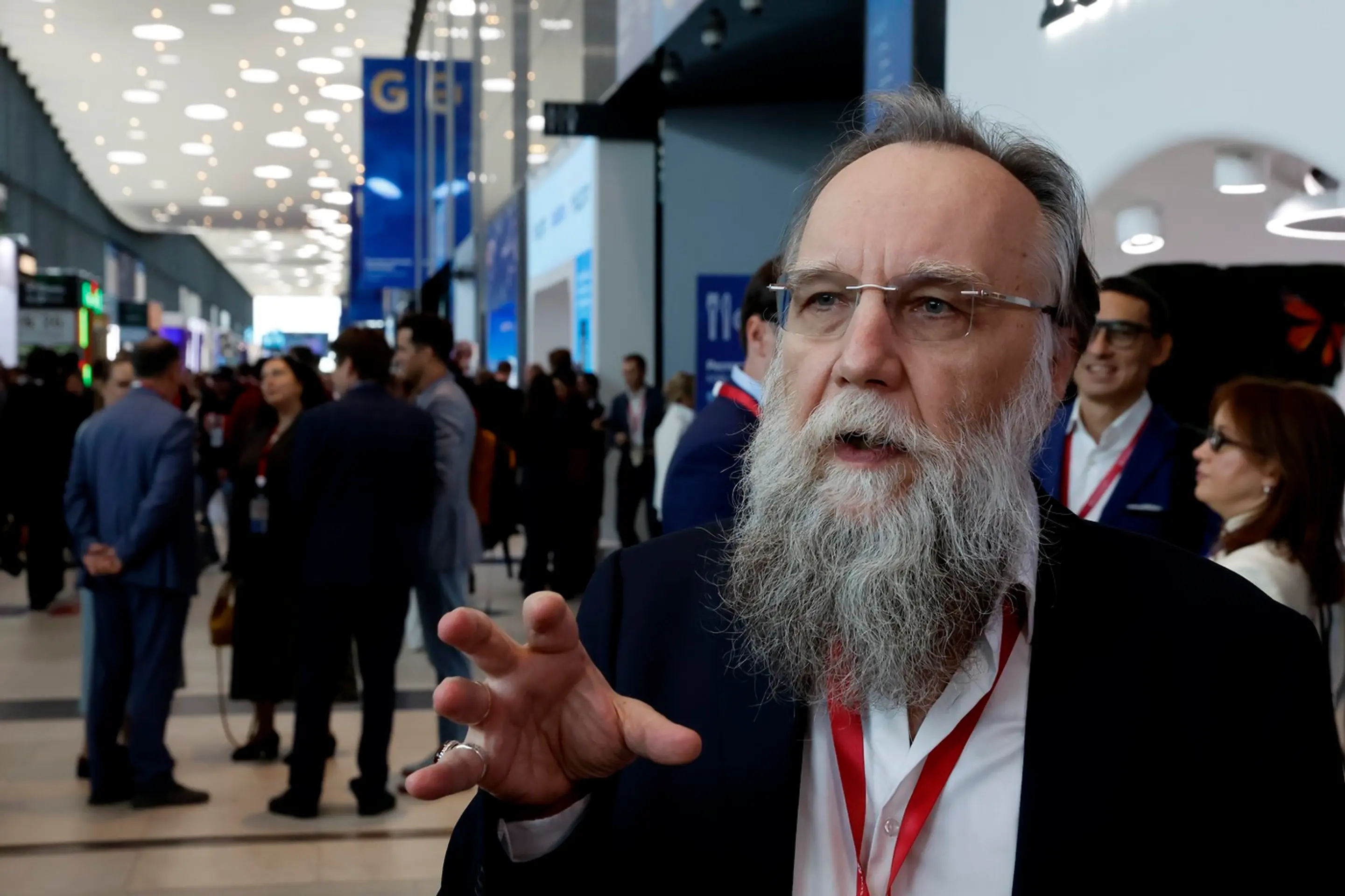 Aleksandr Dugin hovorí s novinármi počas svojej účasti na Medzinárodnom ekonomickom fóre v Petrohrade (SPIEF) v Petrohrade.