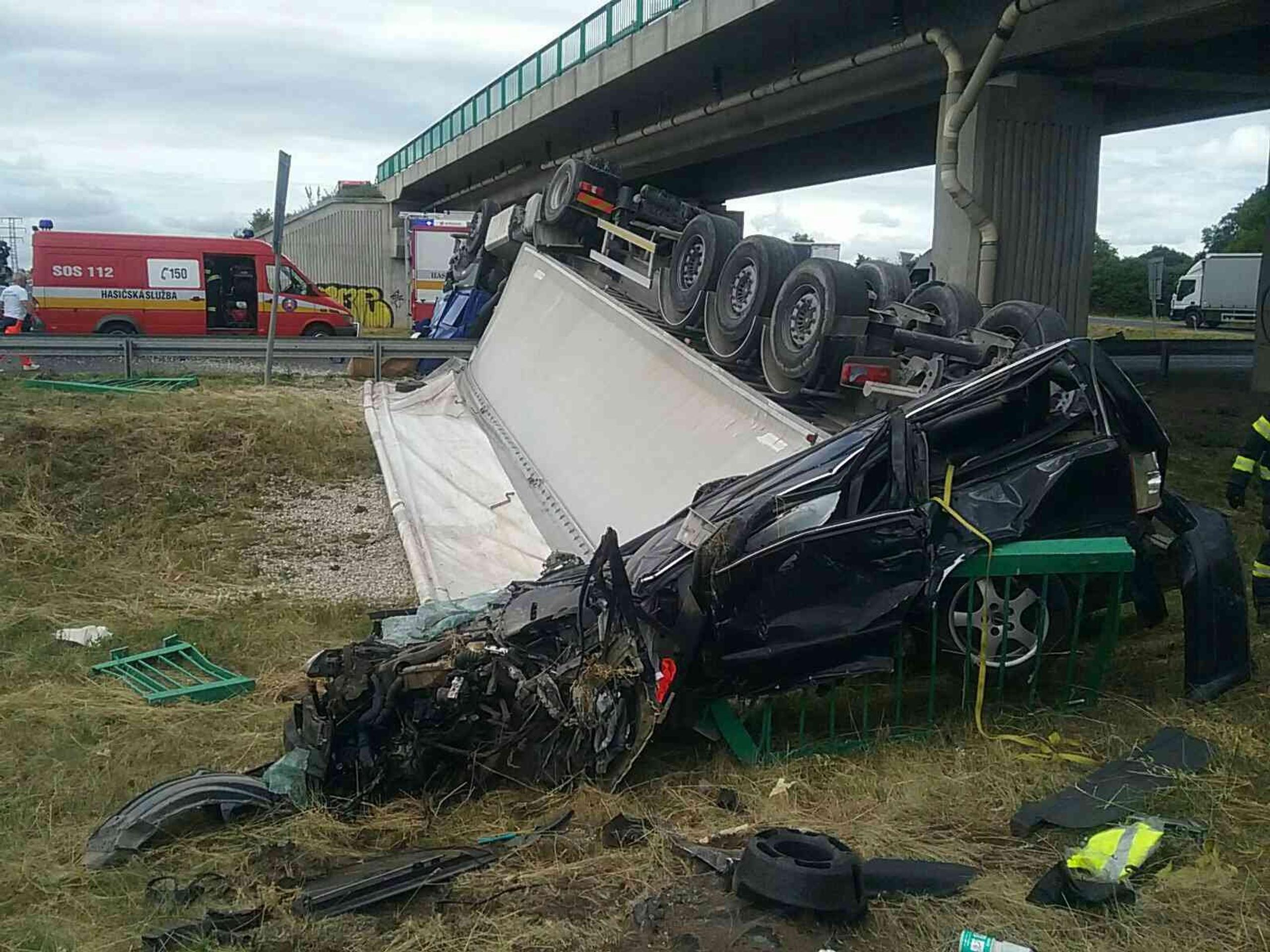 Pri tragickej dopravnej nehode na obchvate Trnavy zahynul starší vodič. Jeho auto z mosta ho zmietol kamión, ktorý náhle prešiel do protismeru.