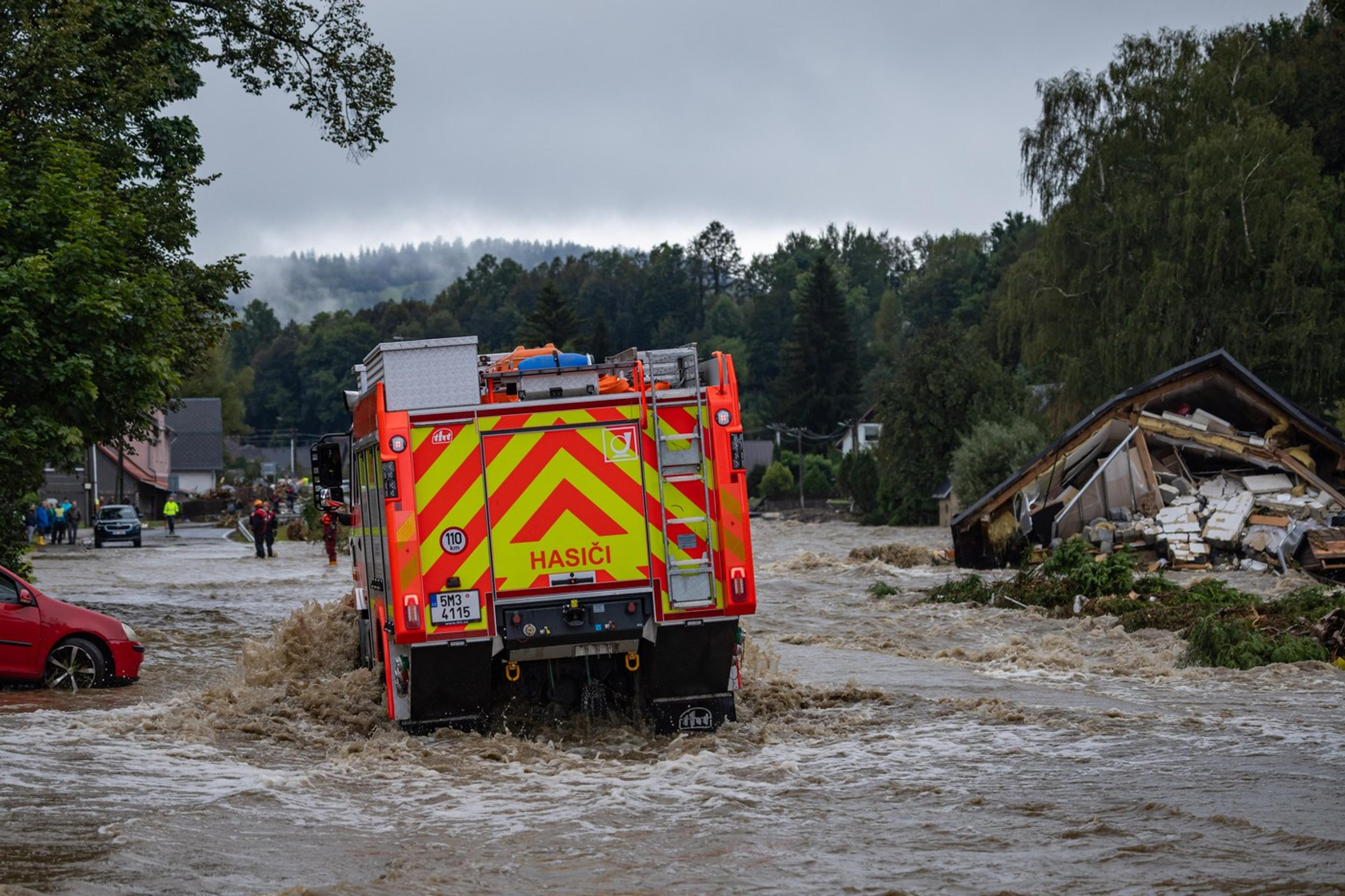 Voda v Jeseníku strháva domy.