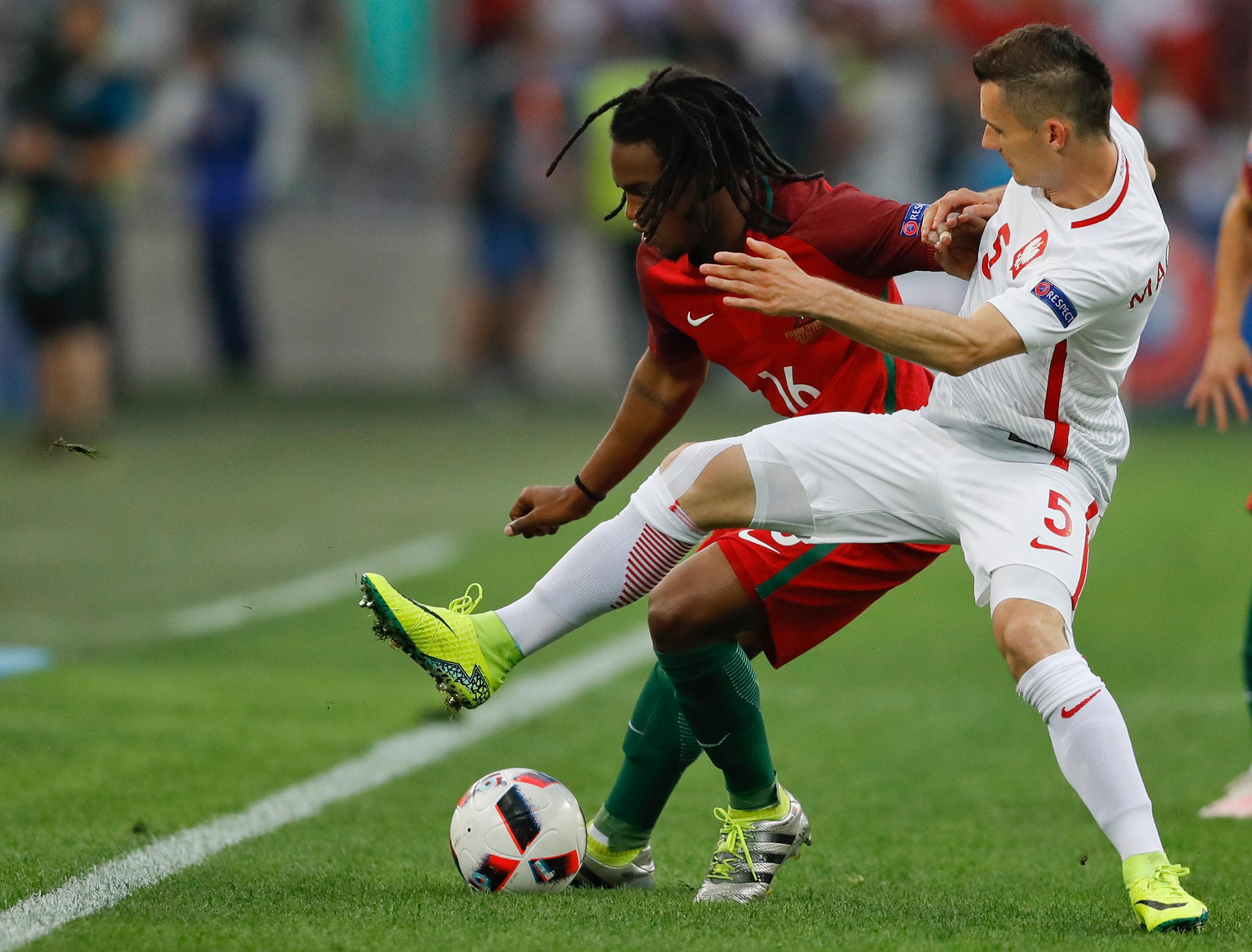 Poľský futbalista Krzysztof Maczynski (vpravo) a Portugalčan Renato Sanches bojujú o loptu vo štvrťfinále ME.