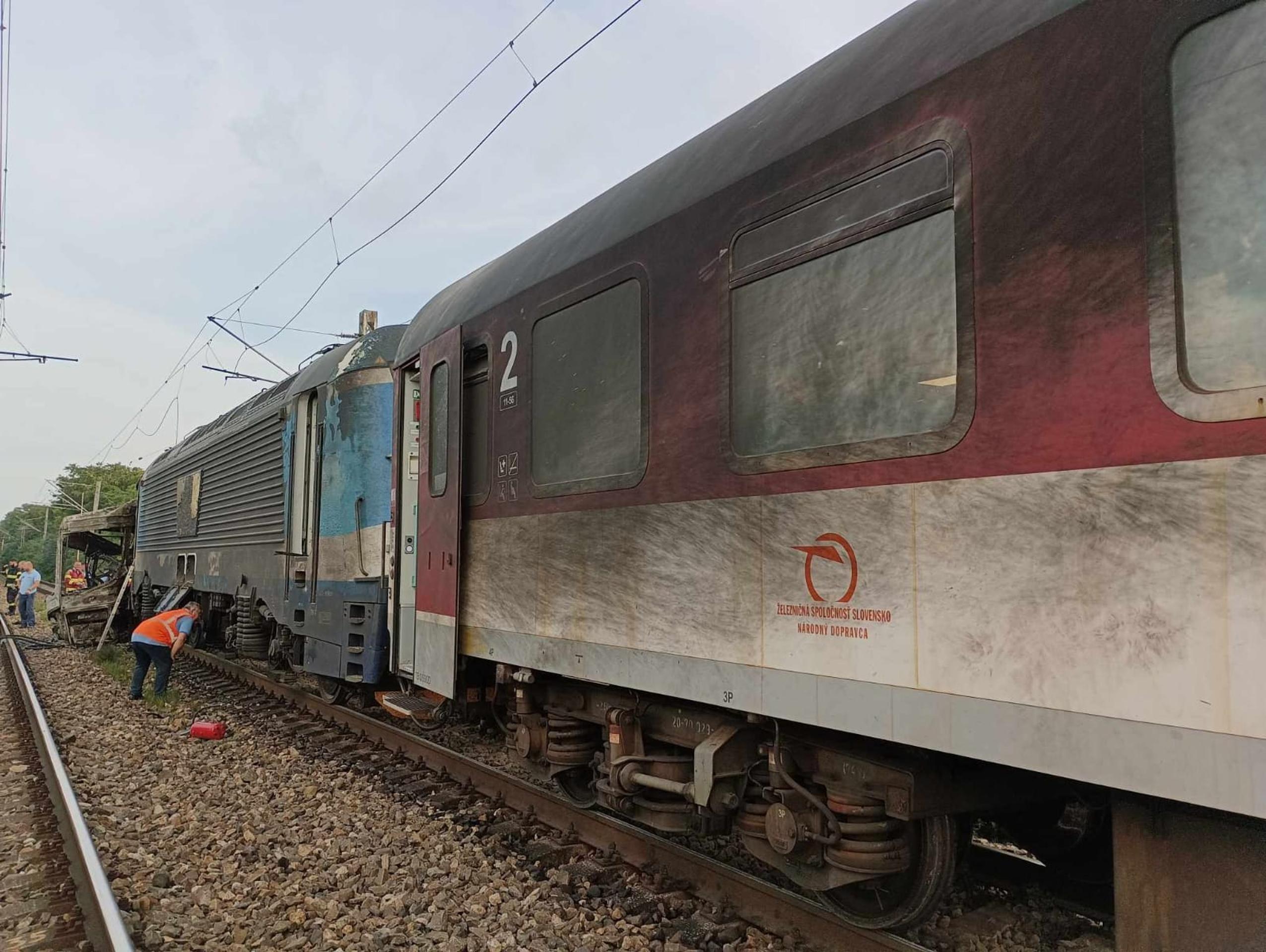 Vlak po zrážke s autobusom