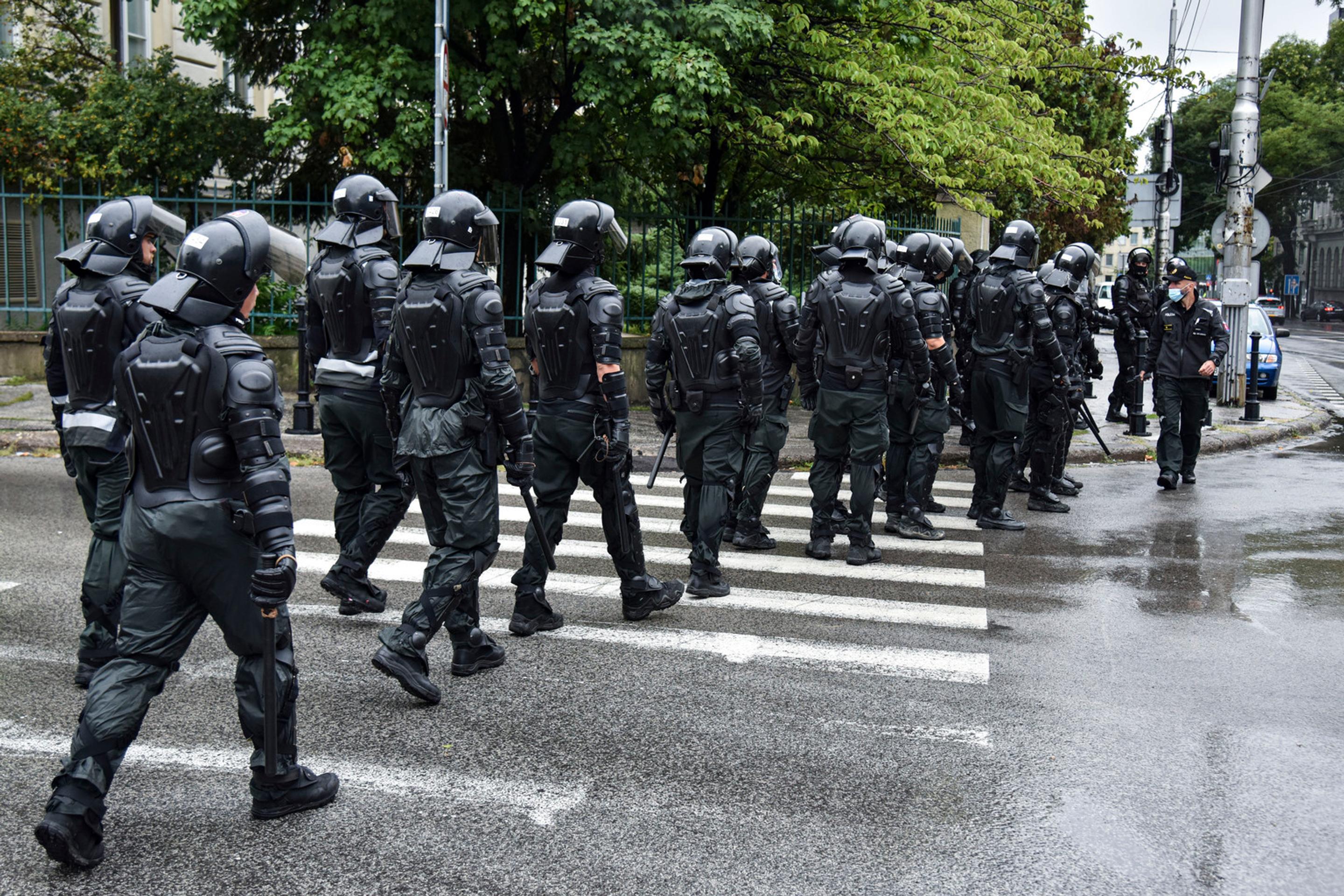 Nastúpení ťažkoodenci na Hodžovom námestí.