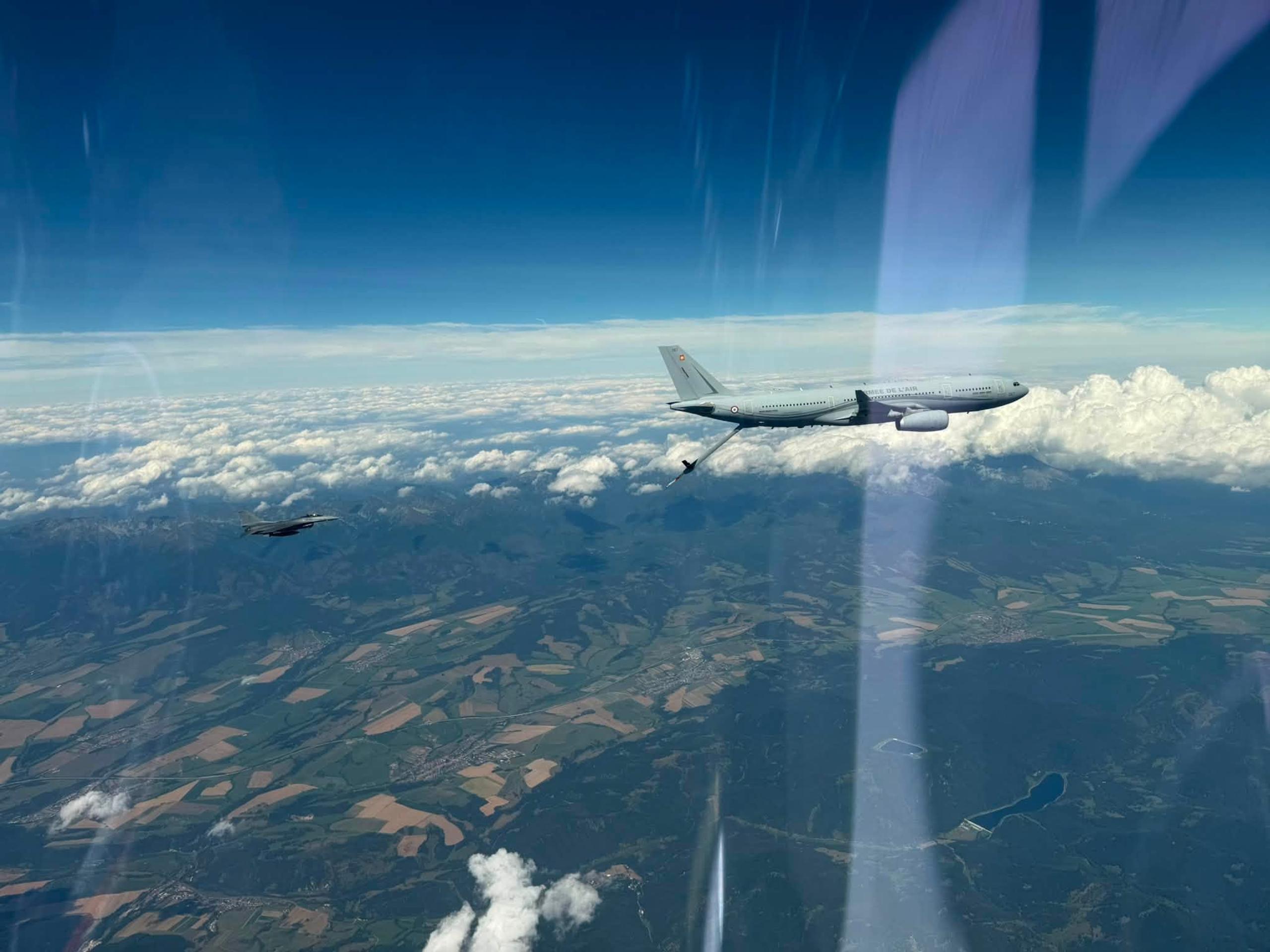 Nad Slovenskom sa uskutočnilo prvé tankovanie lietadiel F-16 za letu.
