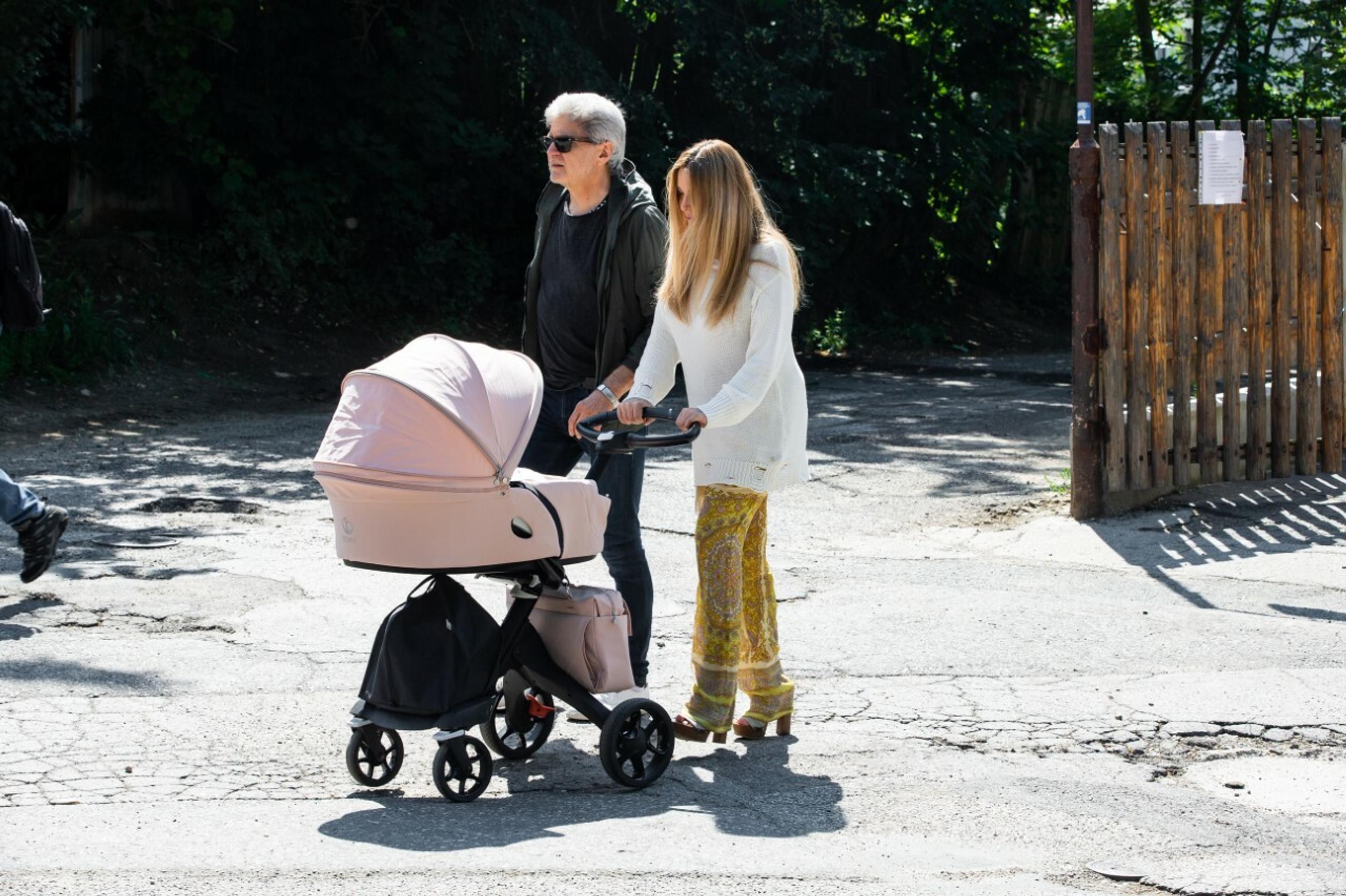 Erika s manželom Števom a dcérkou Ellou na prvej prechádzke