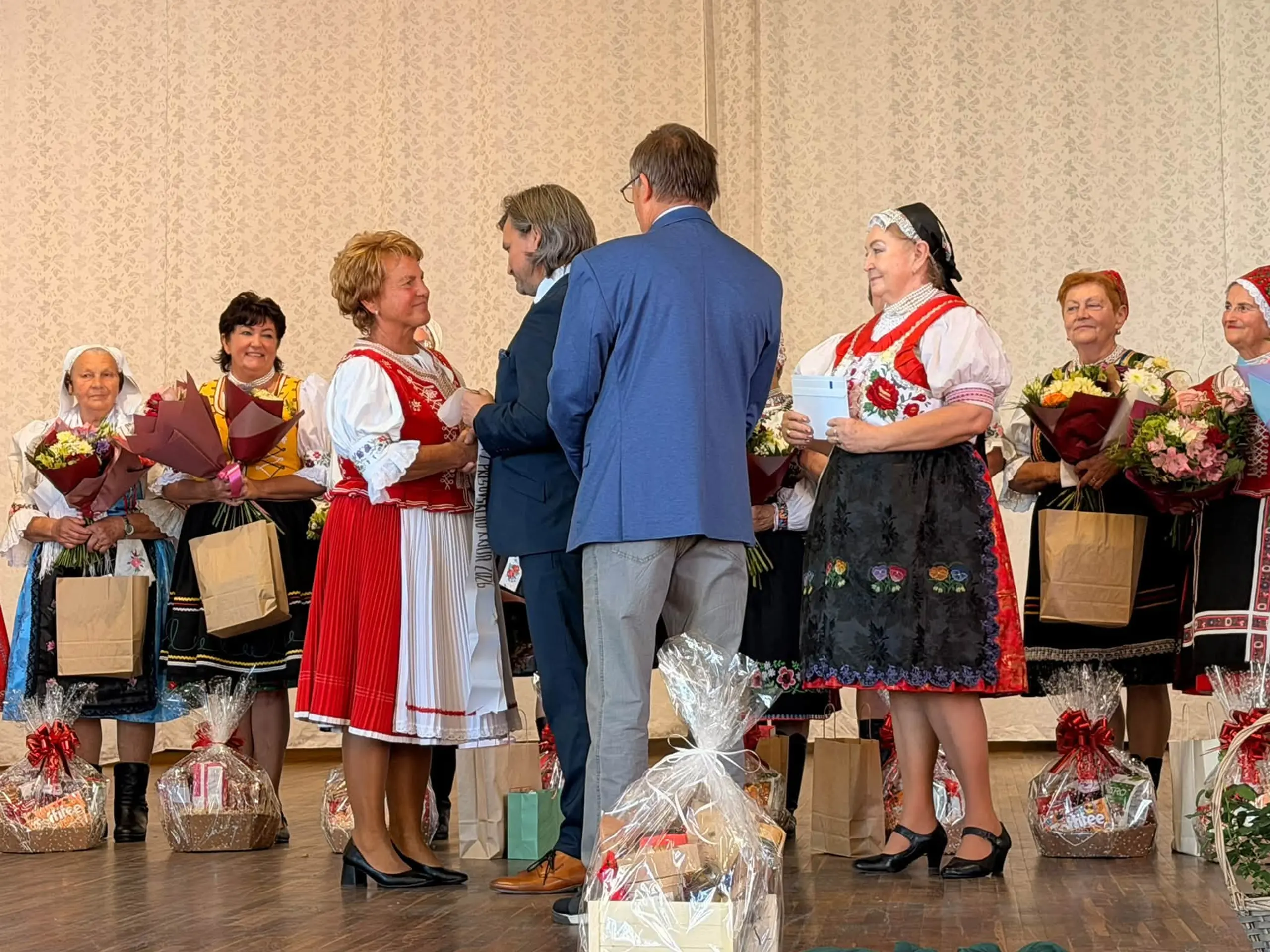 V Jarovniciach súťažilo 11 senioriek o titul Naj babička.