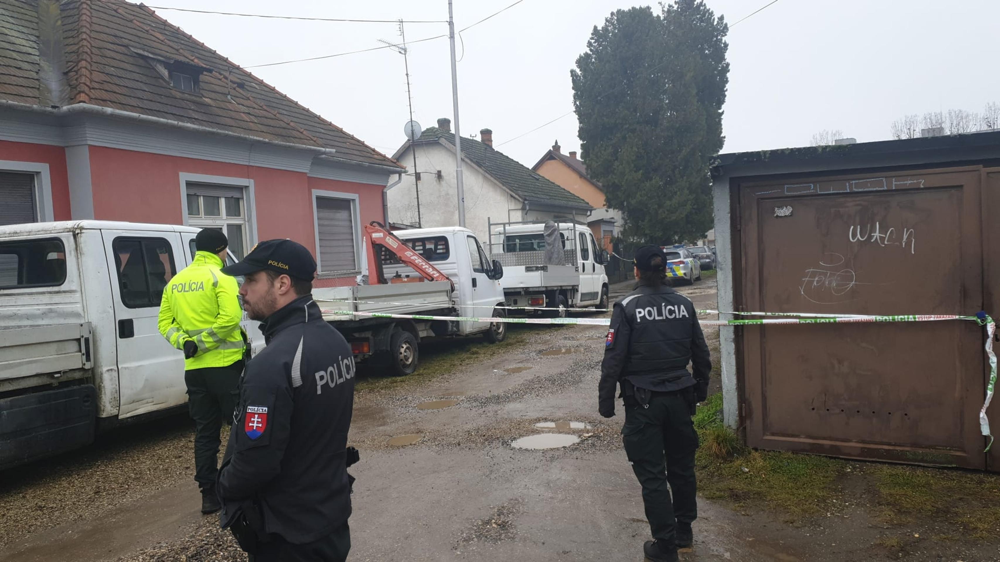 V byte v Leviciach našli dve mŕtve telá