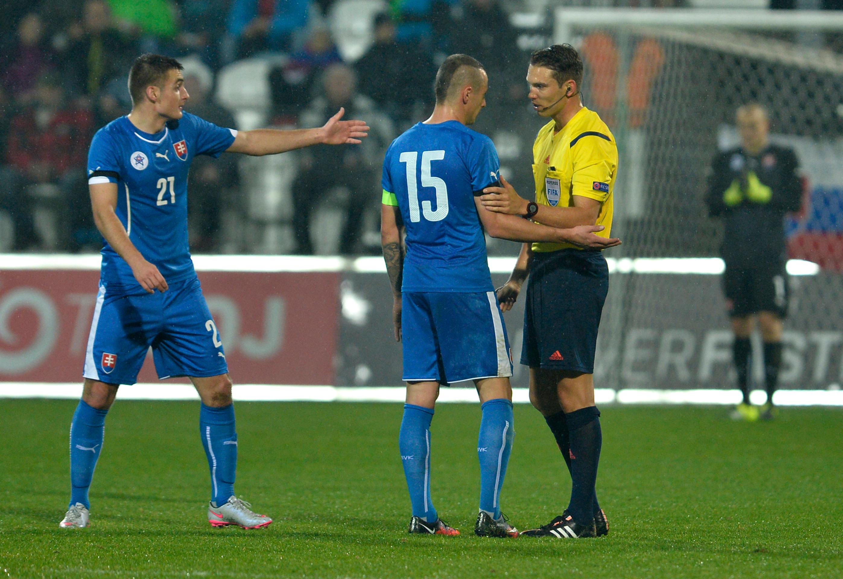Matúš Bero (vľavo) a kapitán Adam Zreľák v diskusii s rozhodcom Sandrom Scharerom.