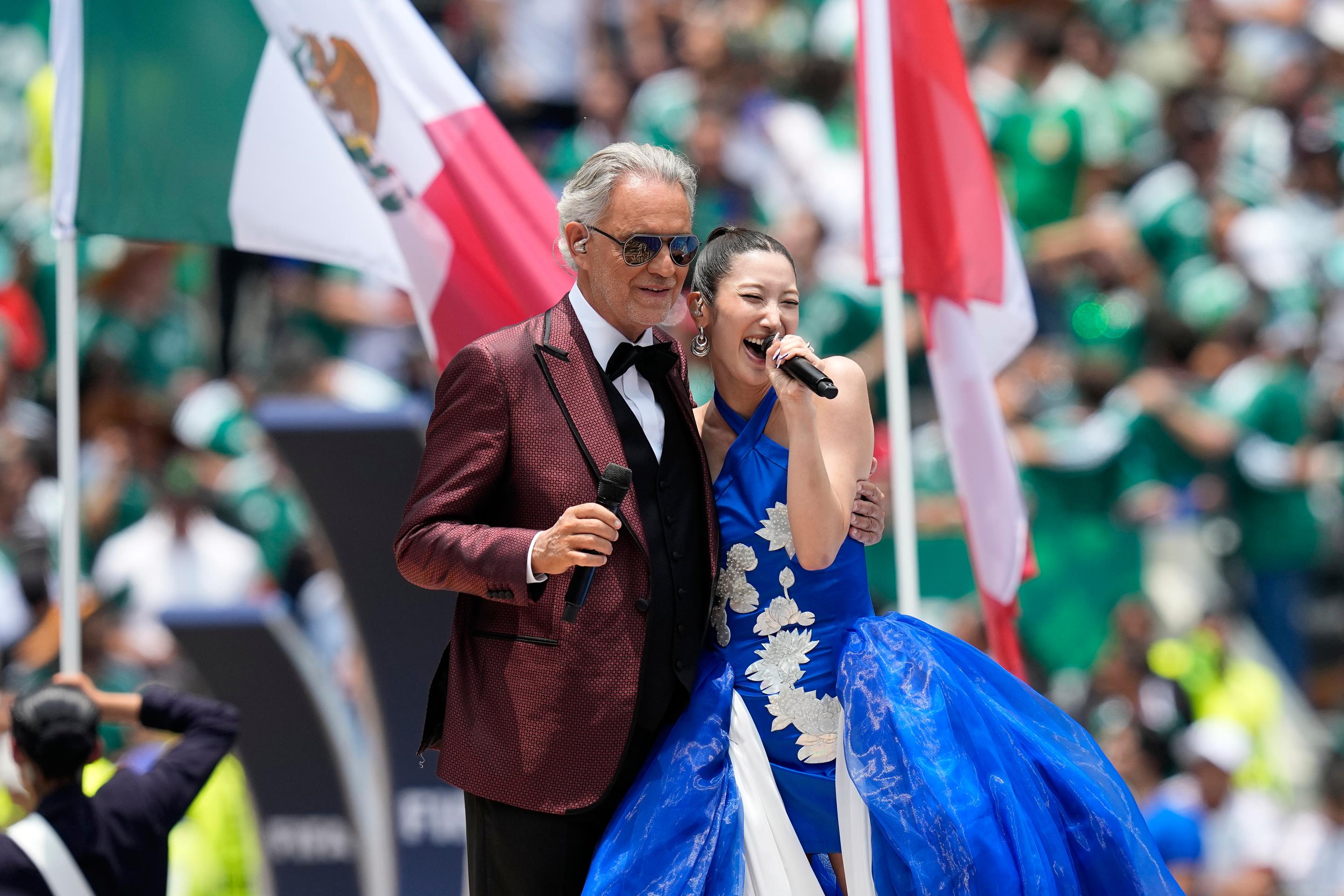 Hviezdou otváracieho ceremoniálu bol aj Andrea Bocelli.