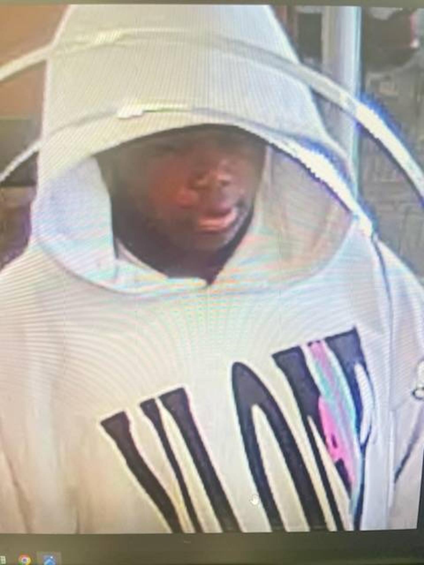 Najstarší z bankových lupičov.