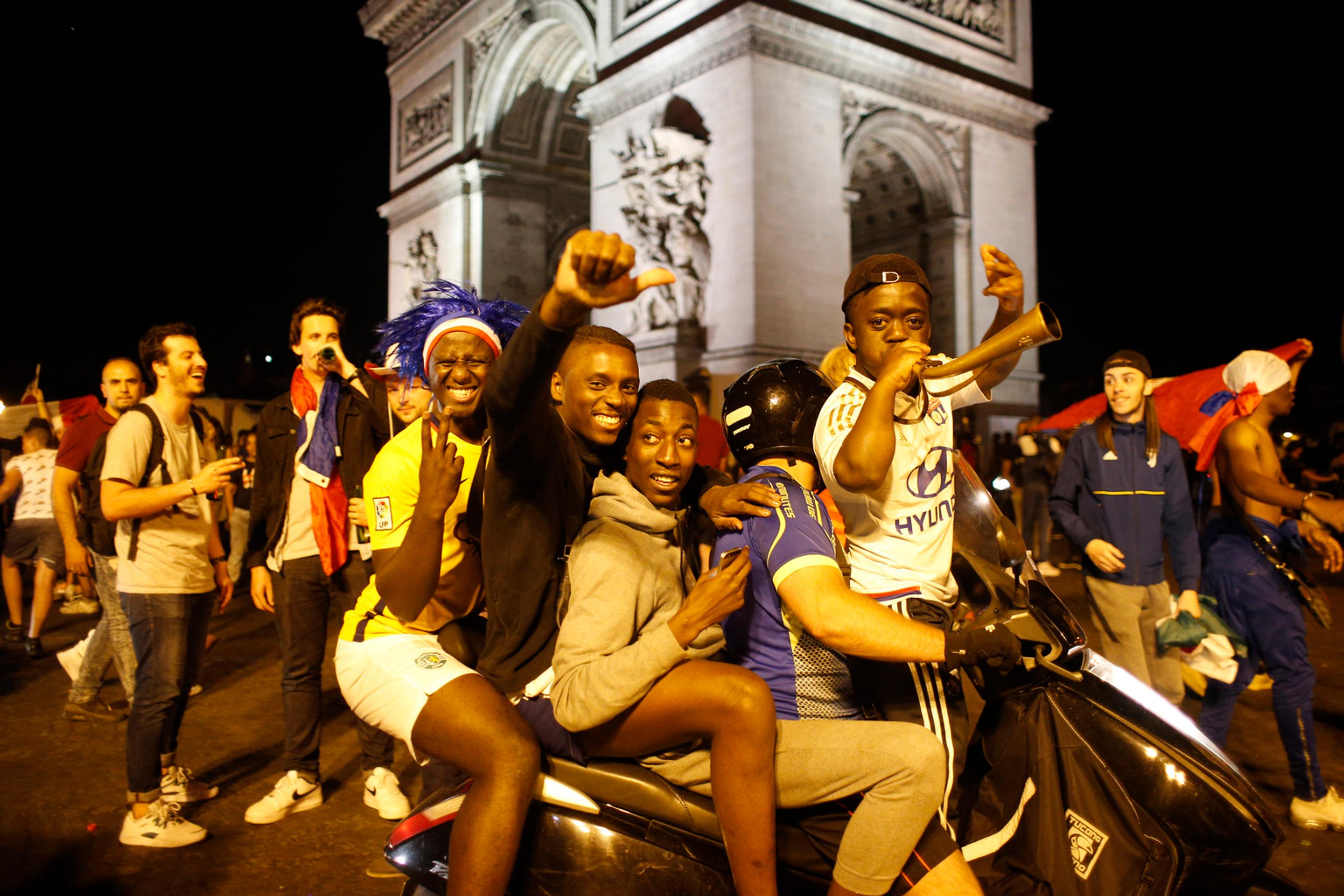 Nadšení priaznivci Francúzska po postupe reprezentácie do finále MS 2018.