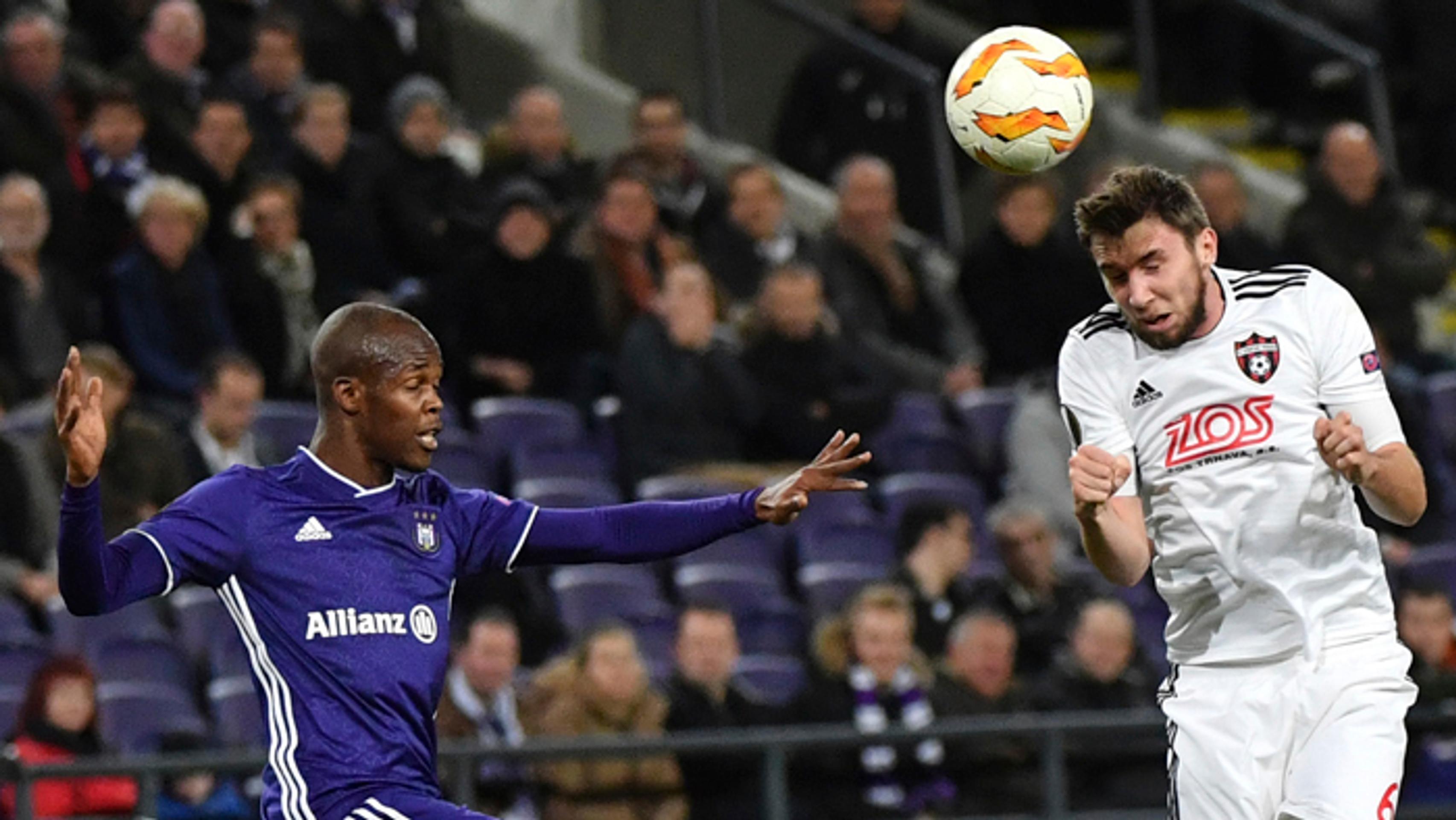 Edo Kayembie (vľavo) z Anderlechtu a Jiří Kulhánek zo Spartaku Trnava.