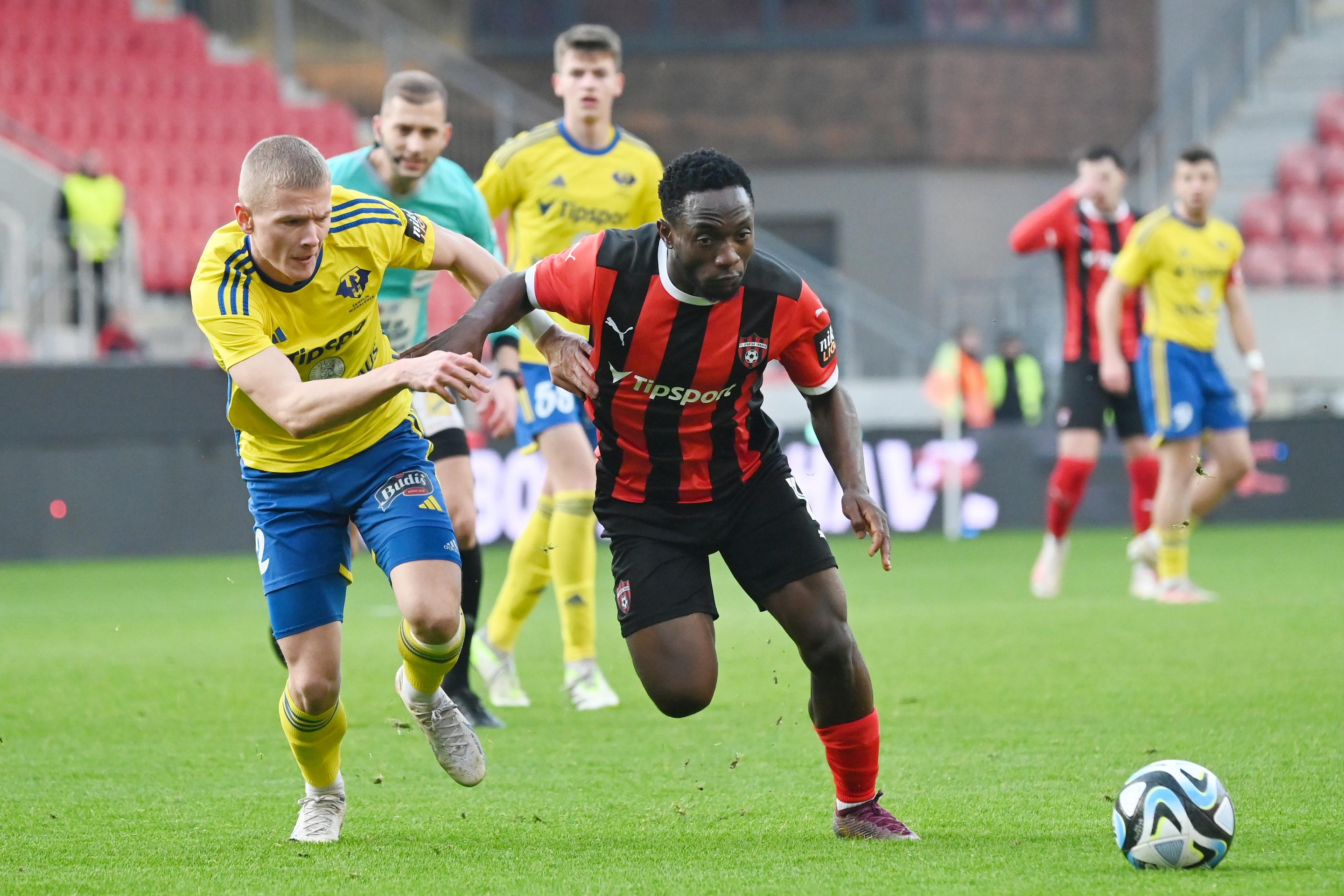 Vpravo hráč Trnavy Philip Azango a hráč Michaloviec Lukáš Šimko bojujú o loptu v 18. kole Niké ligy.