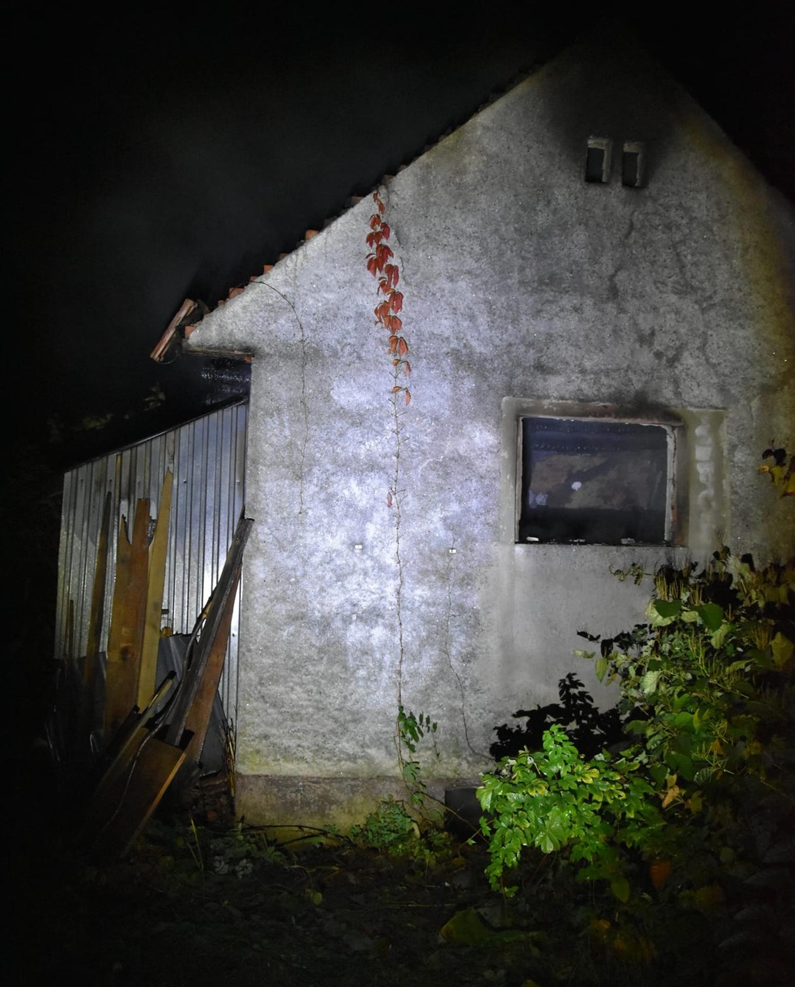 Obhorená časť domu.