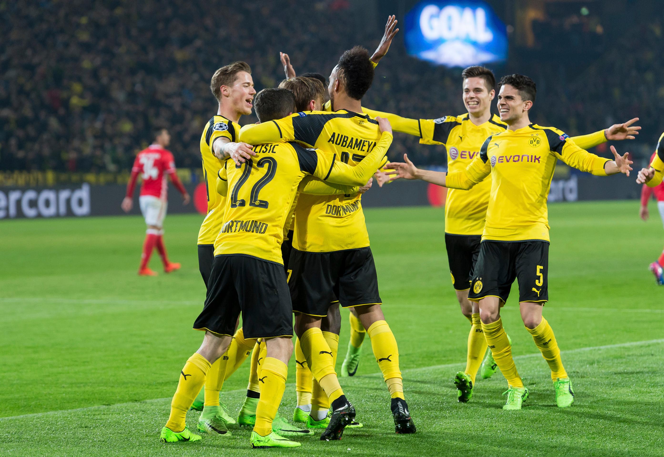 Nadšenie hráčov Dortmundu po góle v odvete osemfinále LM proti Benfice.