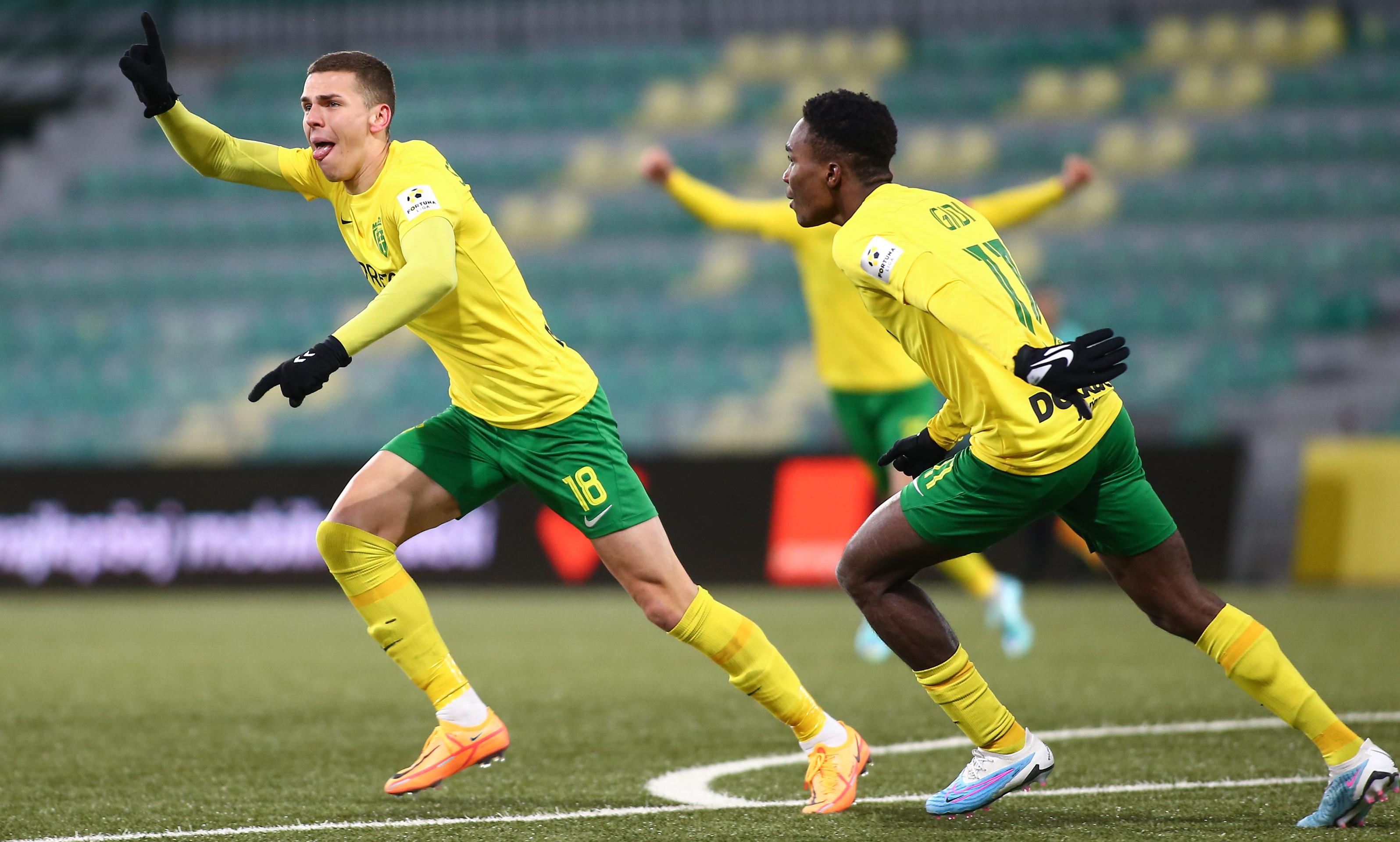 Gólová radosť hráčov Žiliny, zľava Andrej Stojčevski a Samuel Gidi v zápase 21. kola Fortuna ligy proti Ružomberku.