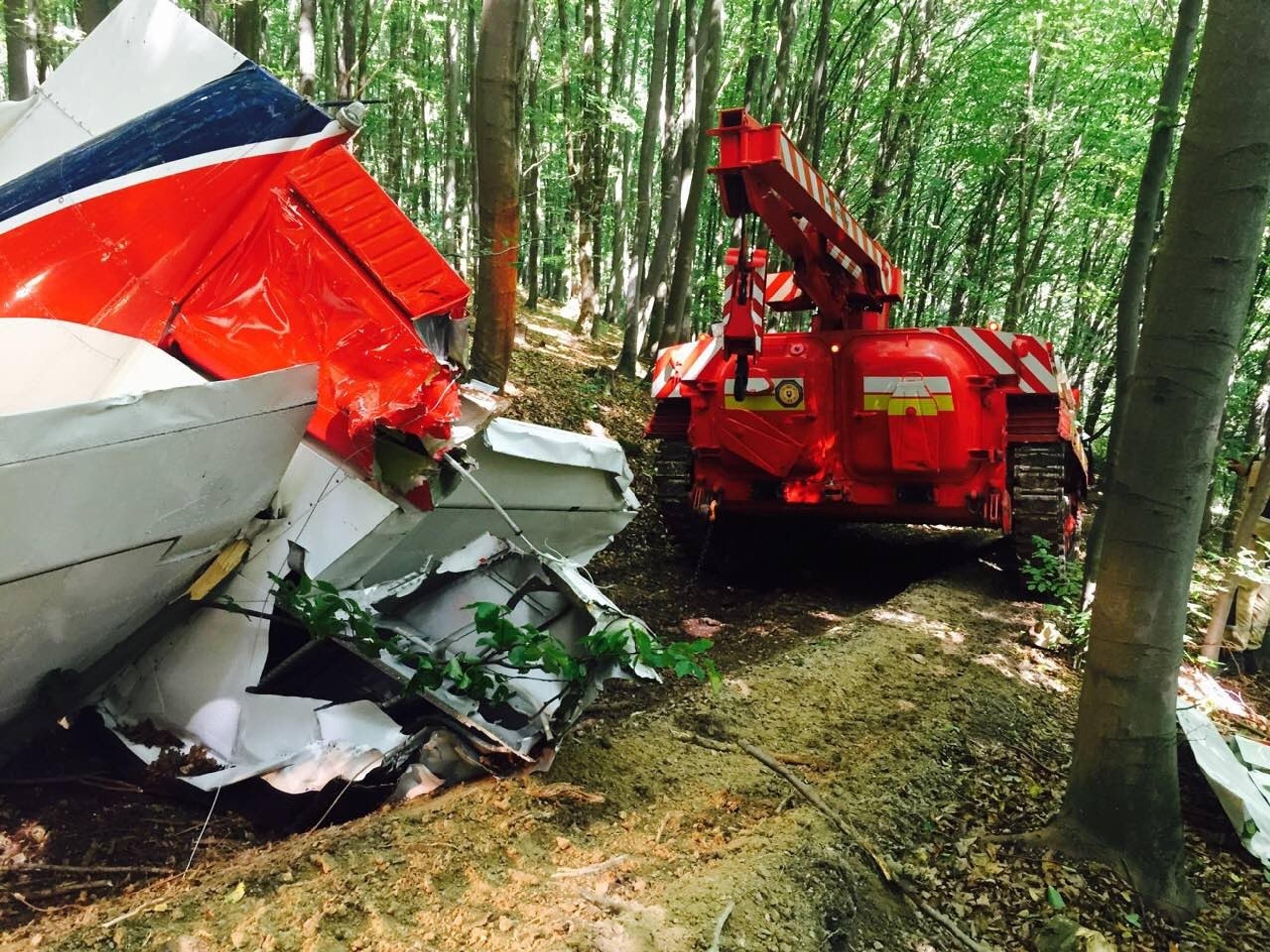 Vrak druhého lietadla odpratávajú deň po nešťastí.