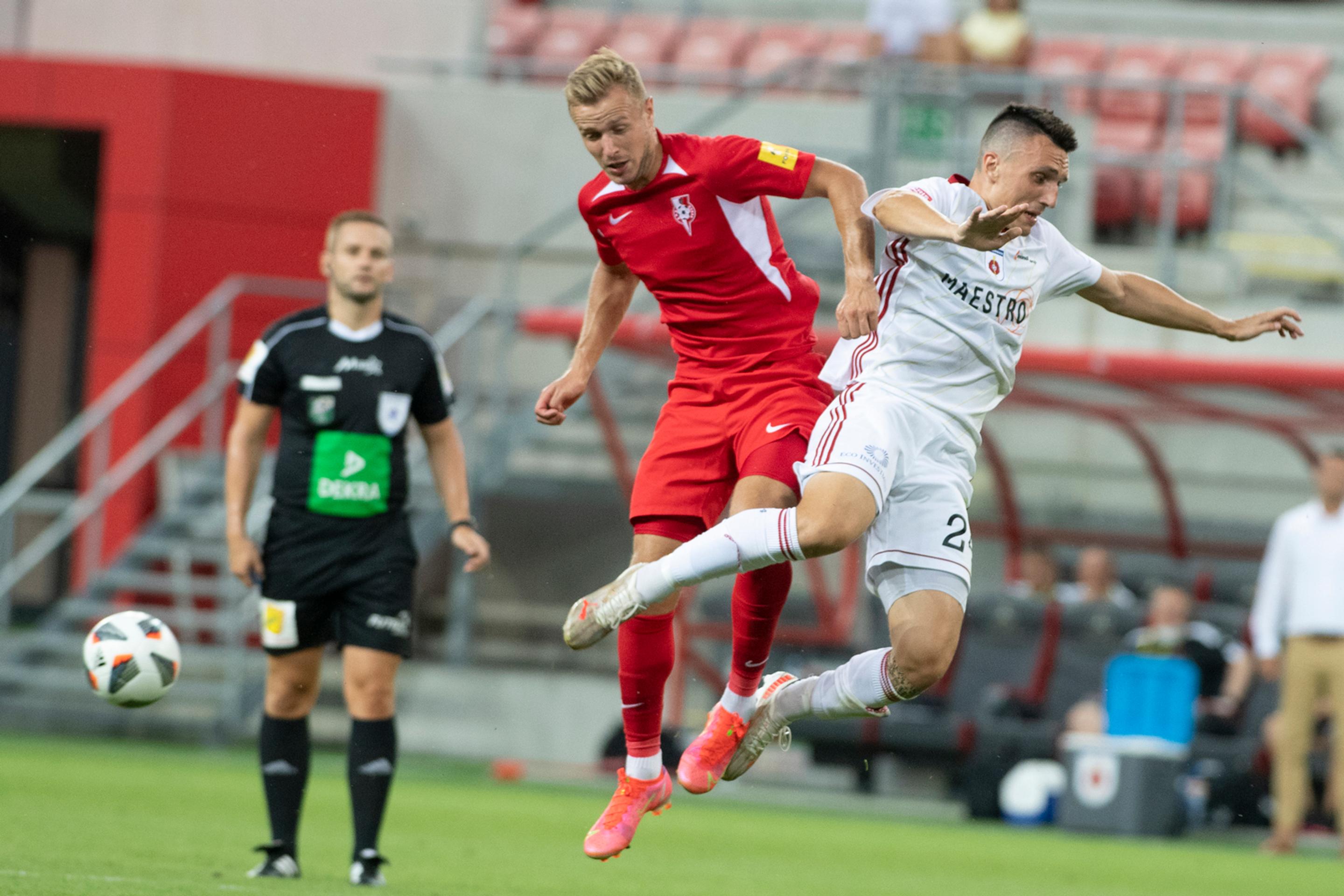 Zľava Ondřej Machuča (Sereď) a Timotej Múdry (Ružomberok) v zápase Fortuna ligy.
