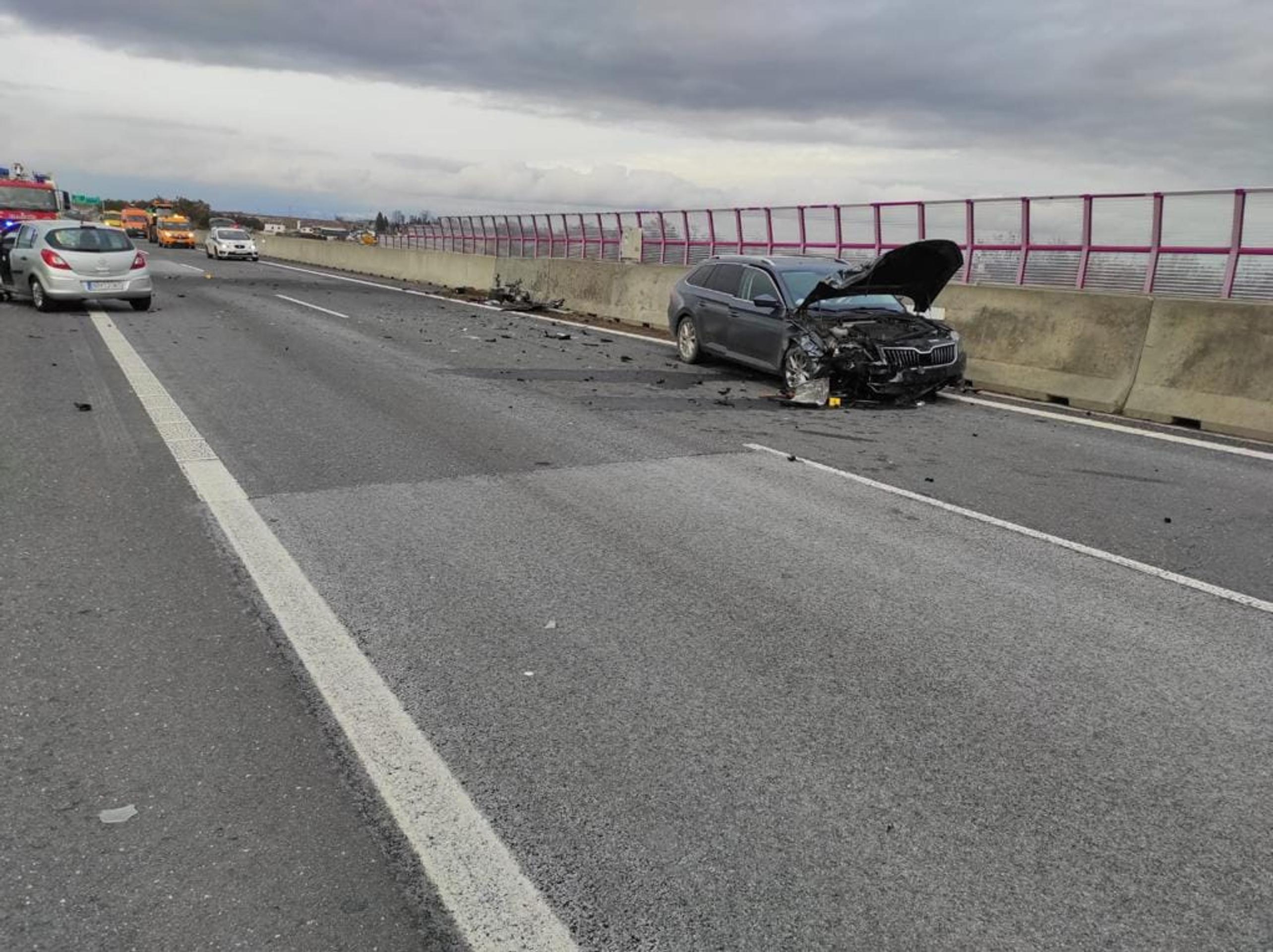 Na diaľnici pod Tatrami sa zrazili dve autá, jedného z vodičov prevážal vrtuľník