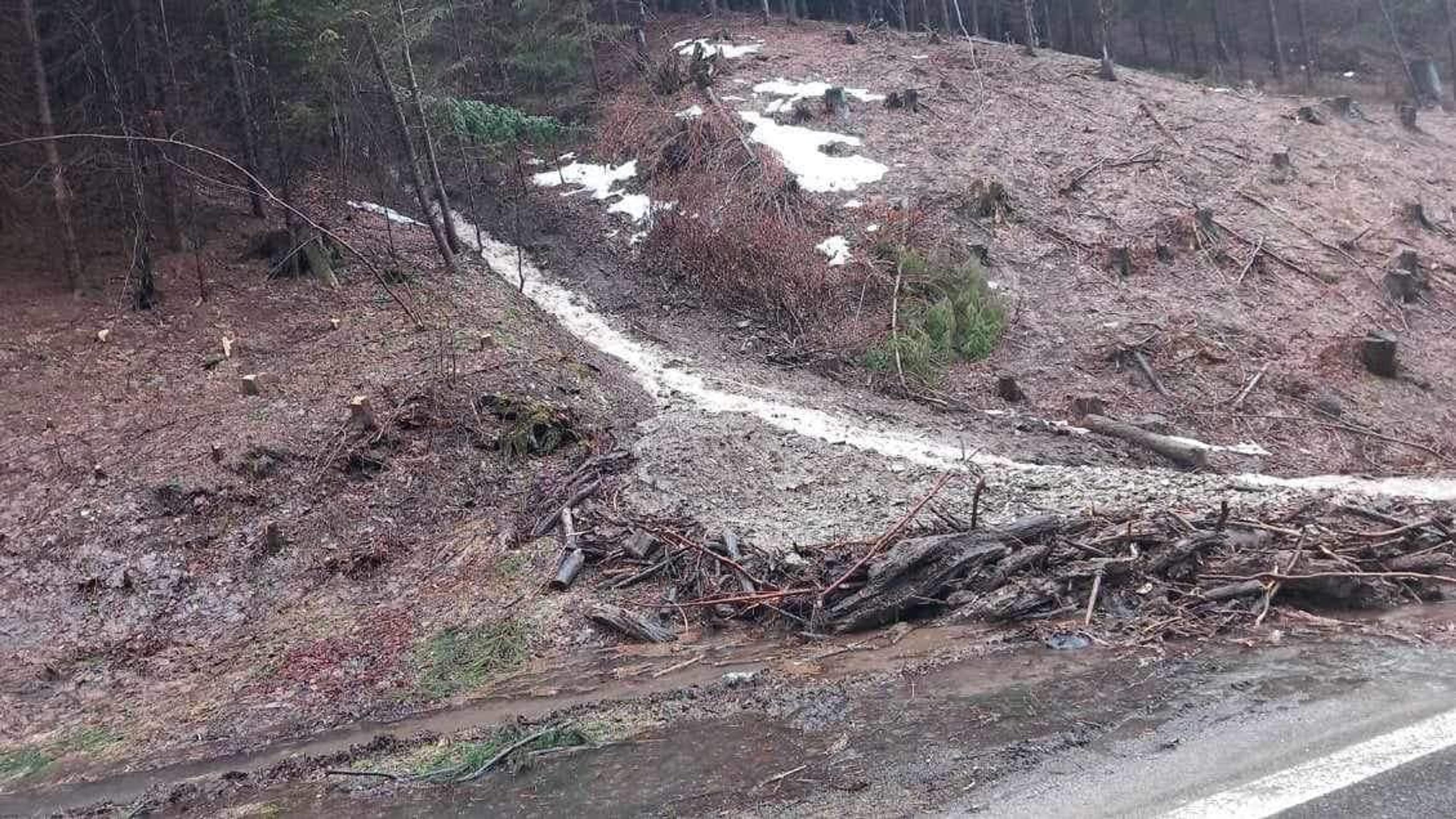 Pod Donovalmi sa zosunul svah.