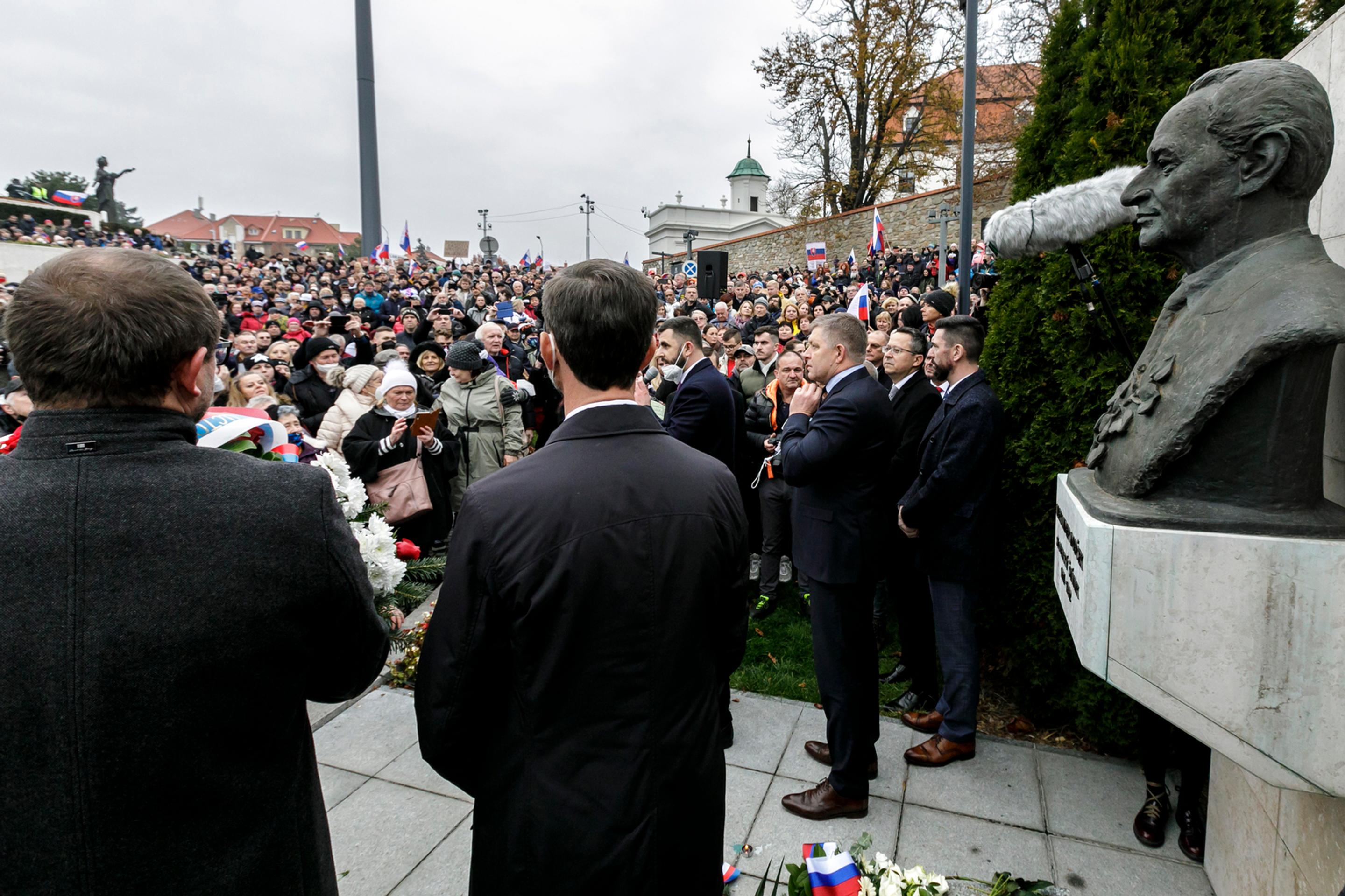 Predstavitelia strany Smer-SD prišli položiť veniec k buste Alexandra Dubčeka pred Národnou radou SR.