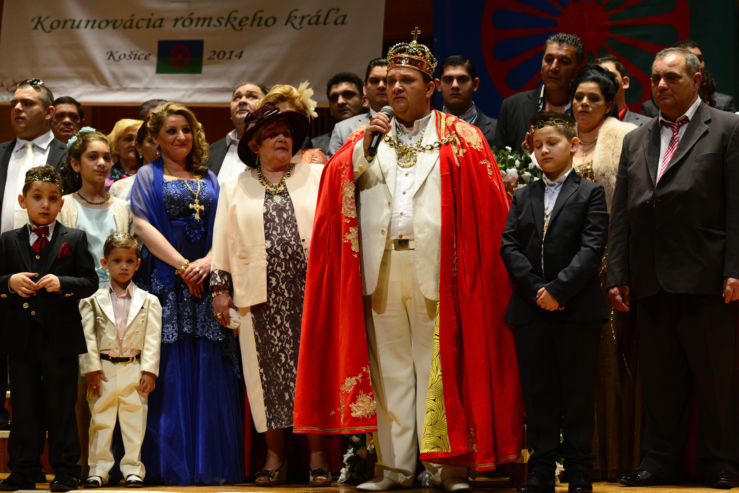 Rómsky kráľ Róbert Botoš pri korunovácii v roku 2014