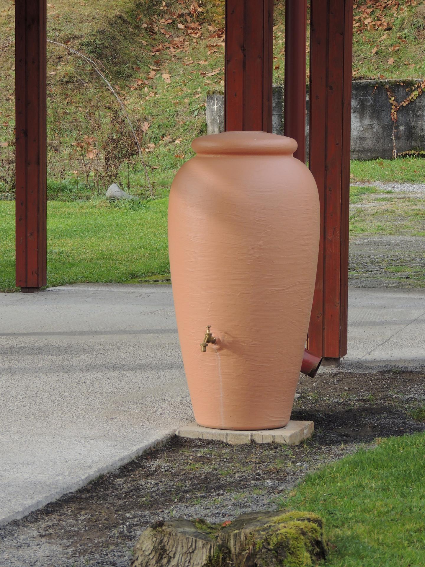 Na snímke jedna z amfor na dažďovú vodu v okolí základnej školy v Župkove