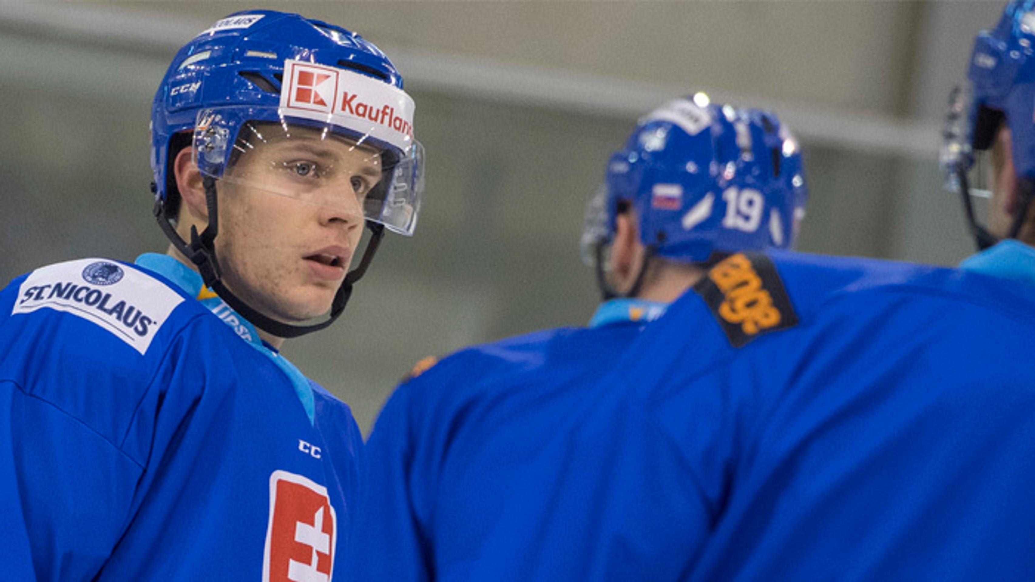 Nathan Aké z Bournemouthu oslavuje gól proti Tottenhamu.