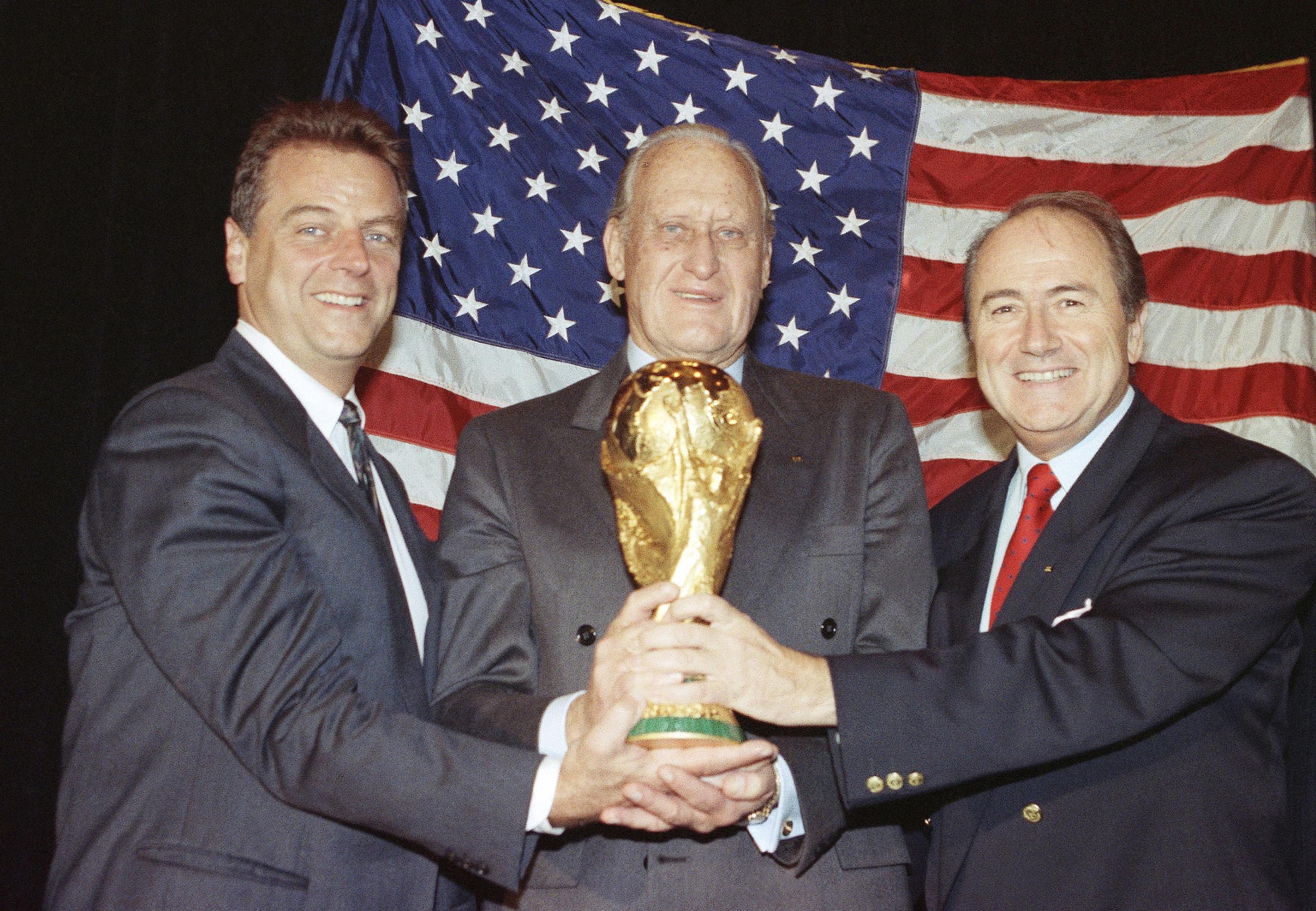 Na snímke z roku 1990 pózuje vtedajší šéf FIFA Joao Havelange s  trofejou pre víťaza MS vo futbale.