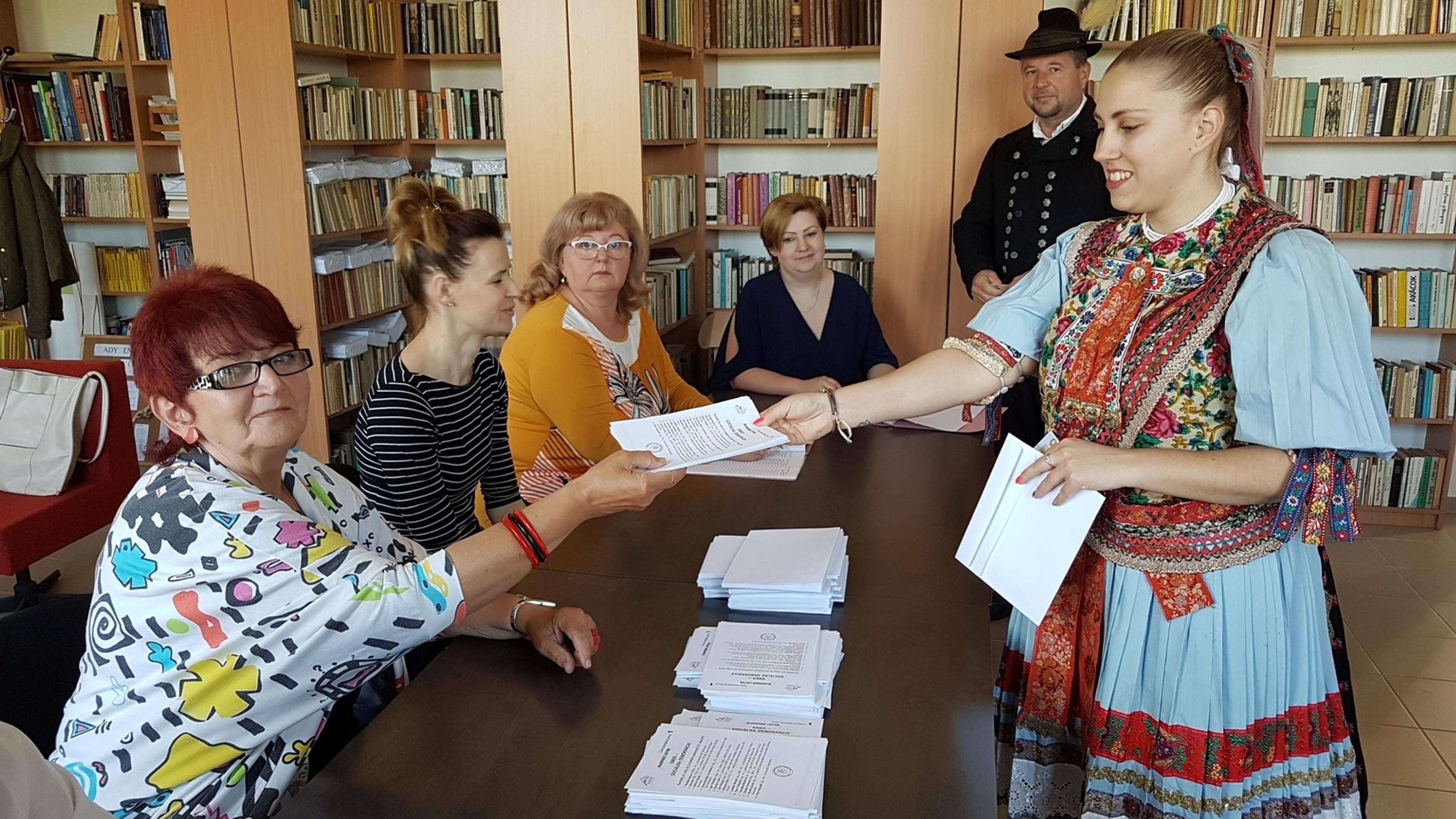 Zuzana Čaputová vo volebnej miestnosti.