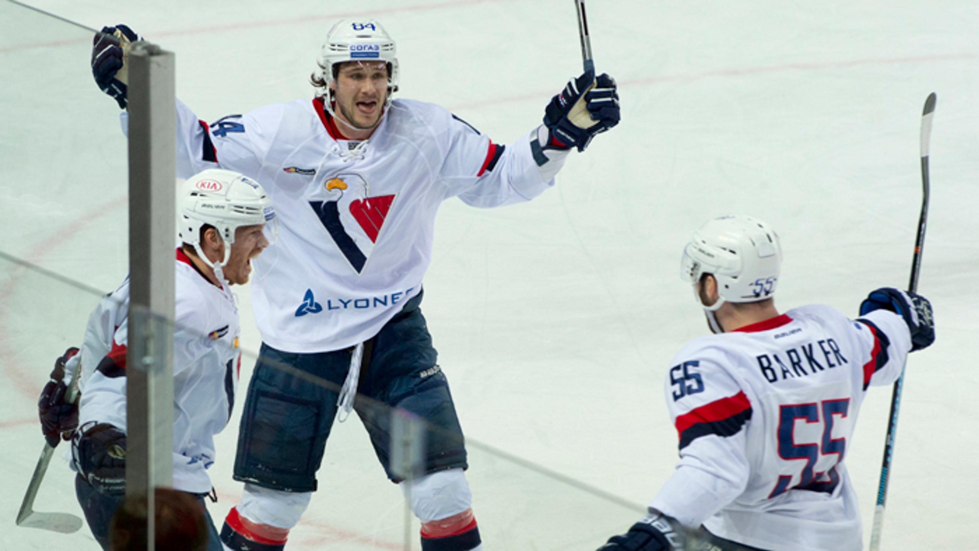 Hráči HC Slovan - zľava strelec gólu Václav Nedorost, Tomáš Kundrátek a Kim Barker v zápase play-off proti CSKA Moskva.