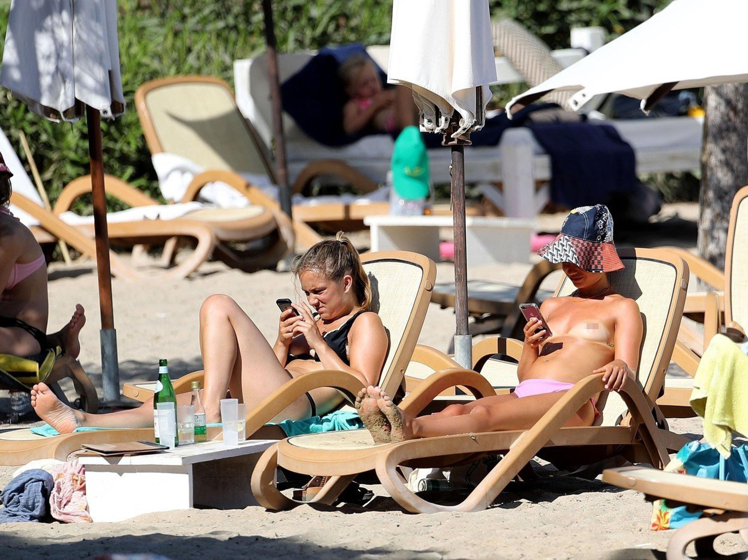 Lady Amelia Windsor hore bez na pláži.