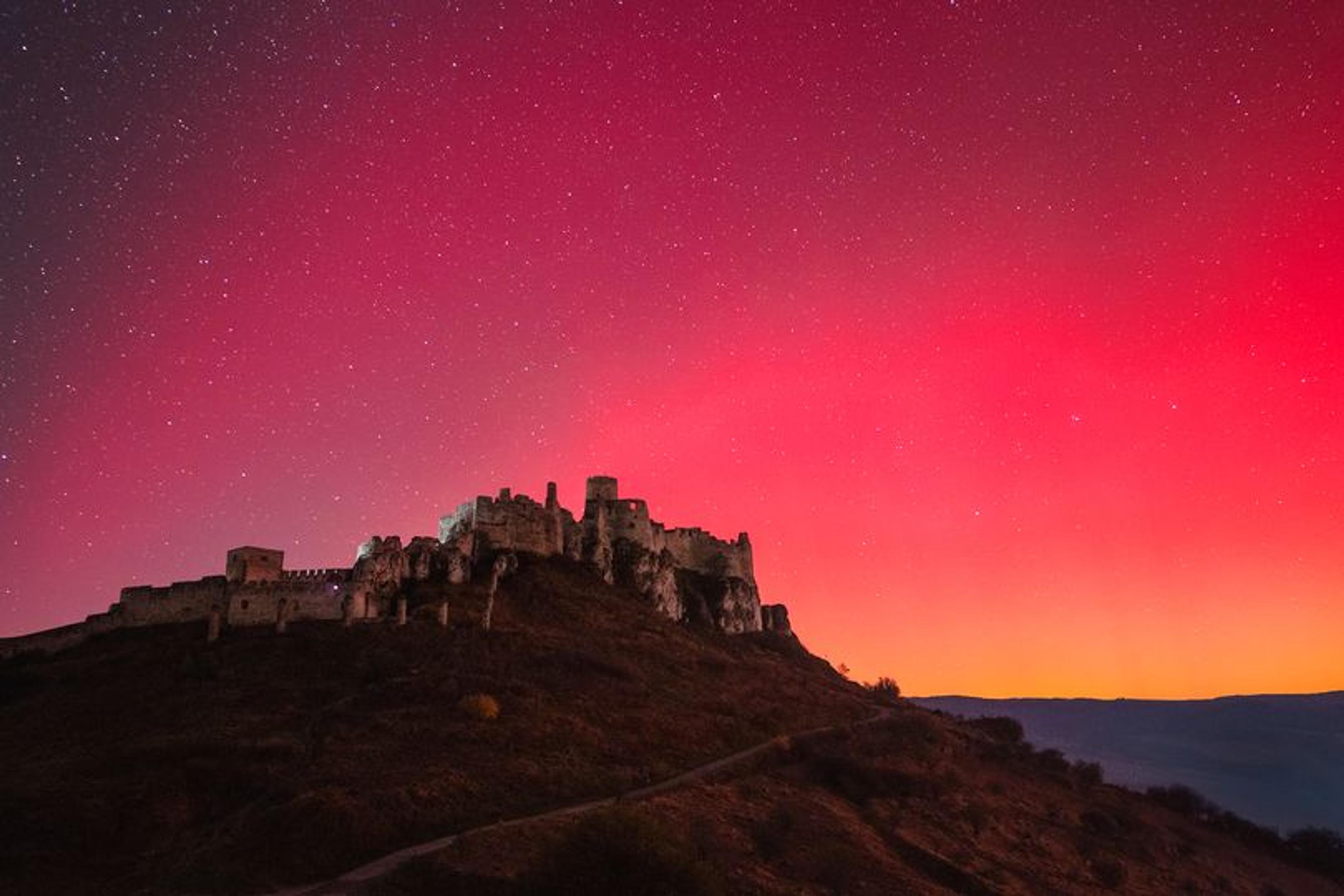 Polárna žiara nad Spišským hradom. Ilustračná snímka.