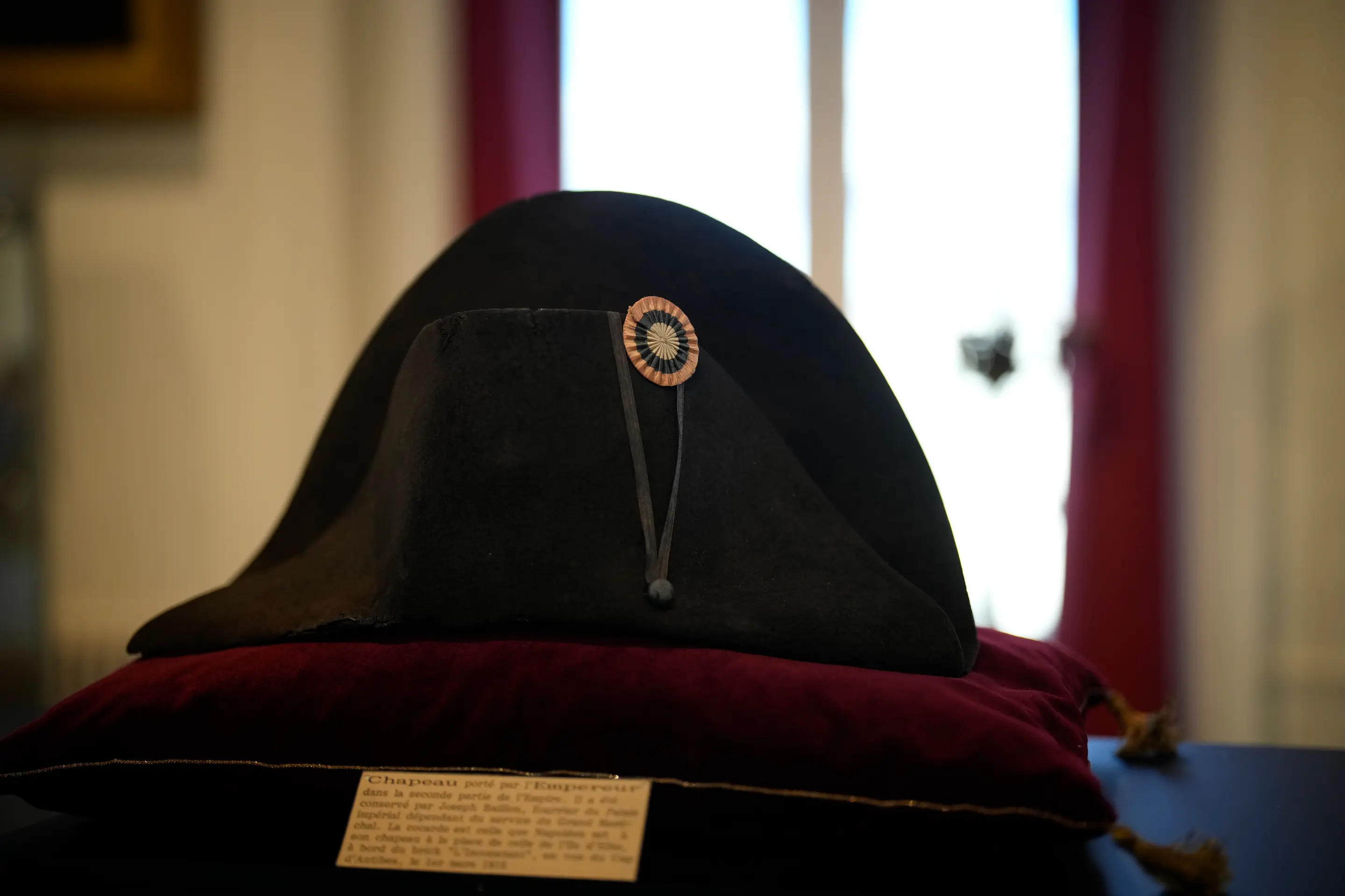 Na snímke jeden z charakteristických dvojrohých čiernych klobúkov, ktoré nosil francúzsky cisár Napoleon Bonaparte (2)