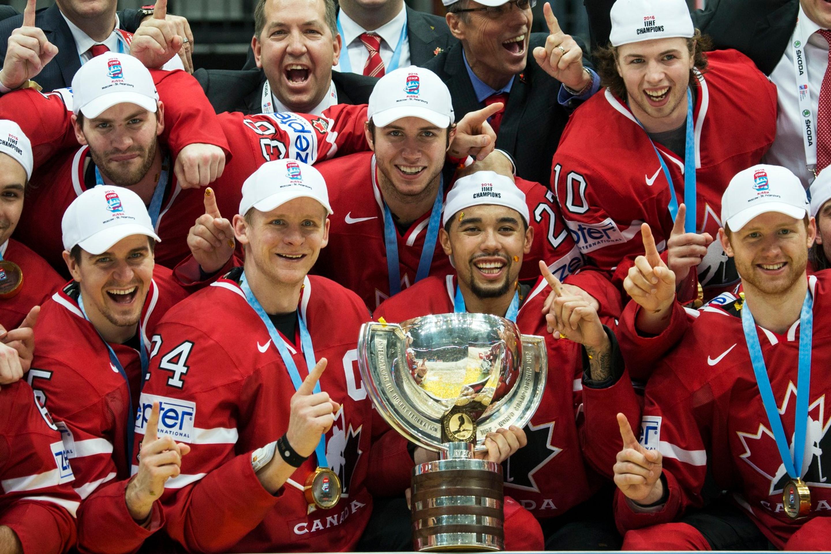 Pózovanie s trofejou pre svetových šampiónov z MS v Rusku v podaní kanadskej reprezentácie