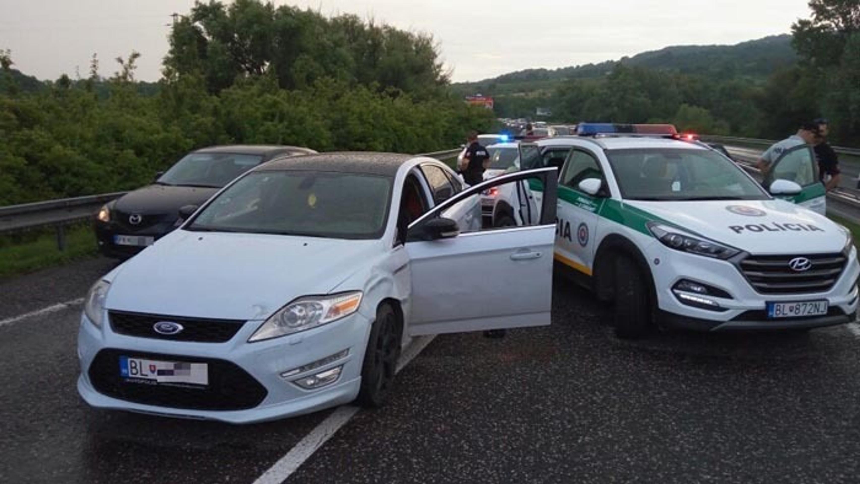 Vodič Fordu unikal nebezpečnou rýchlosťou von z Bratislavy smerom na Pezinok.