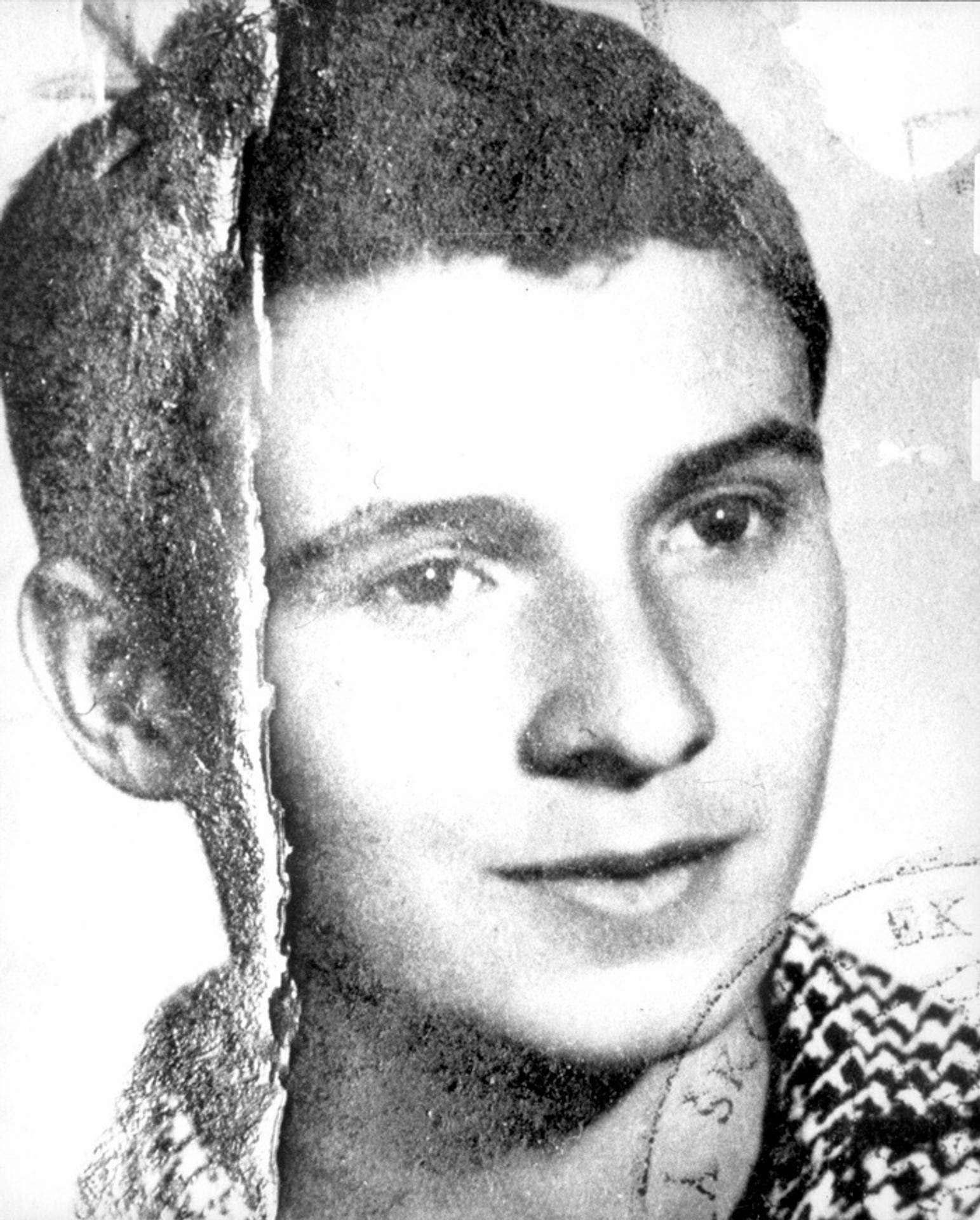 Fotografia Jana Palacha vo výklade obchodu v Prahe.