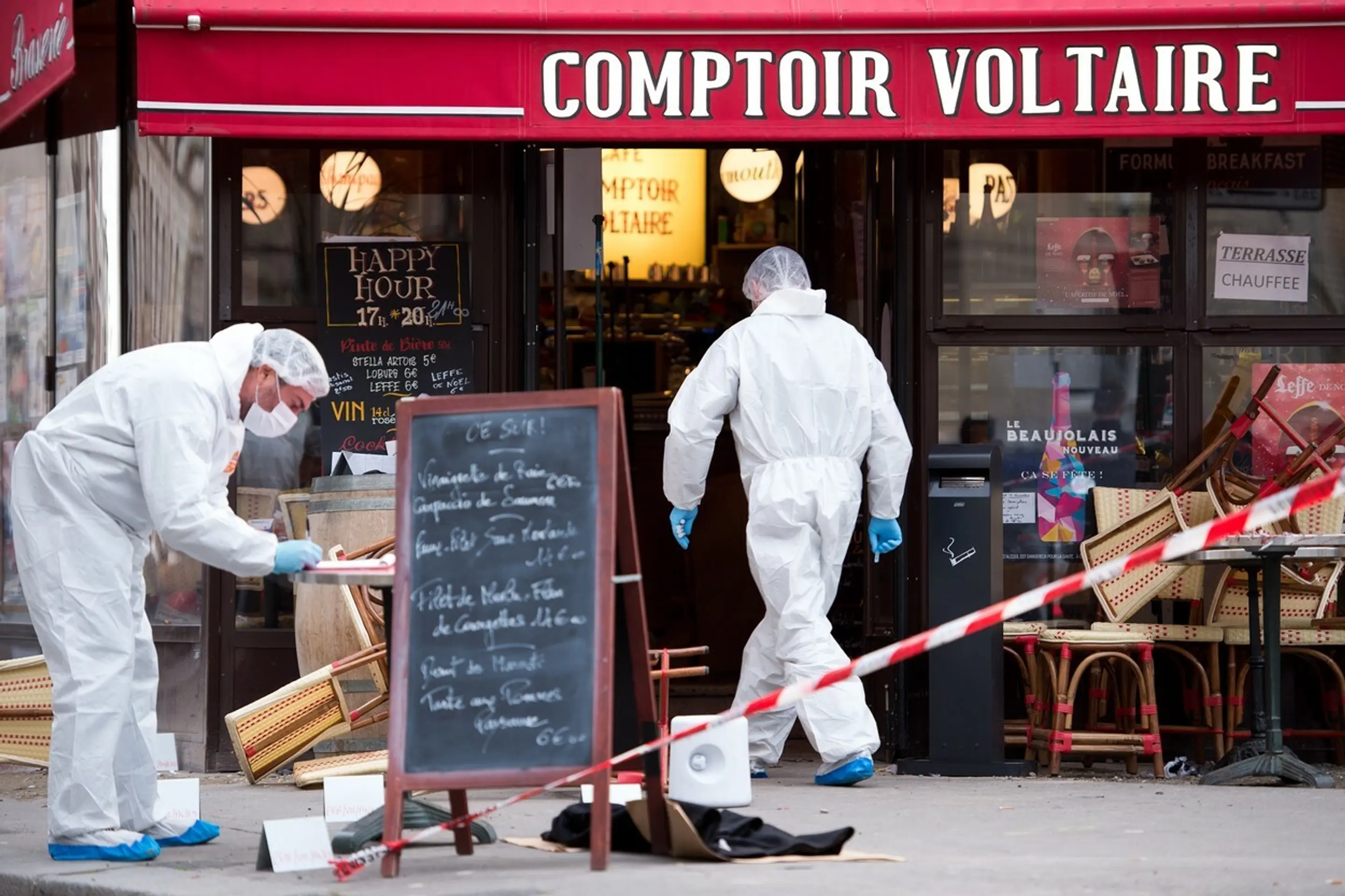 Forenzní experti pred Cafe Comptoir Voltaire, kde útočníci zabíjali.