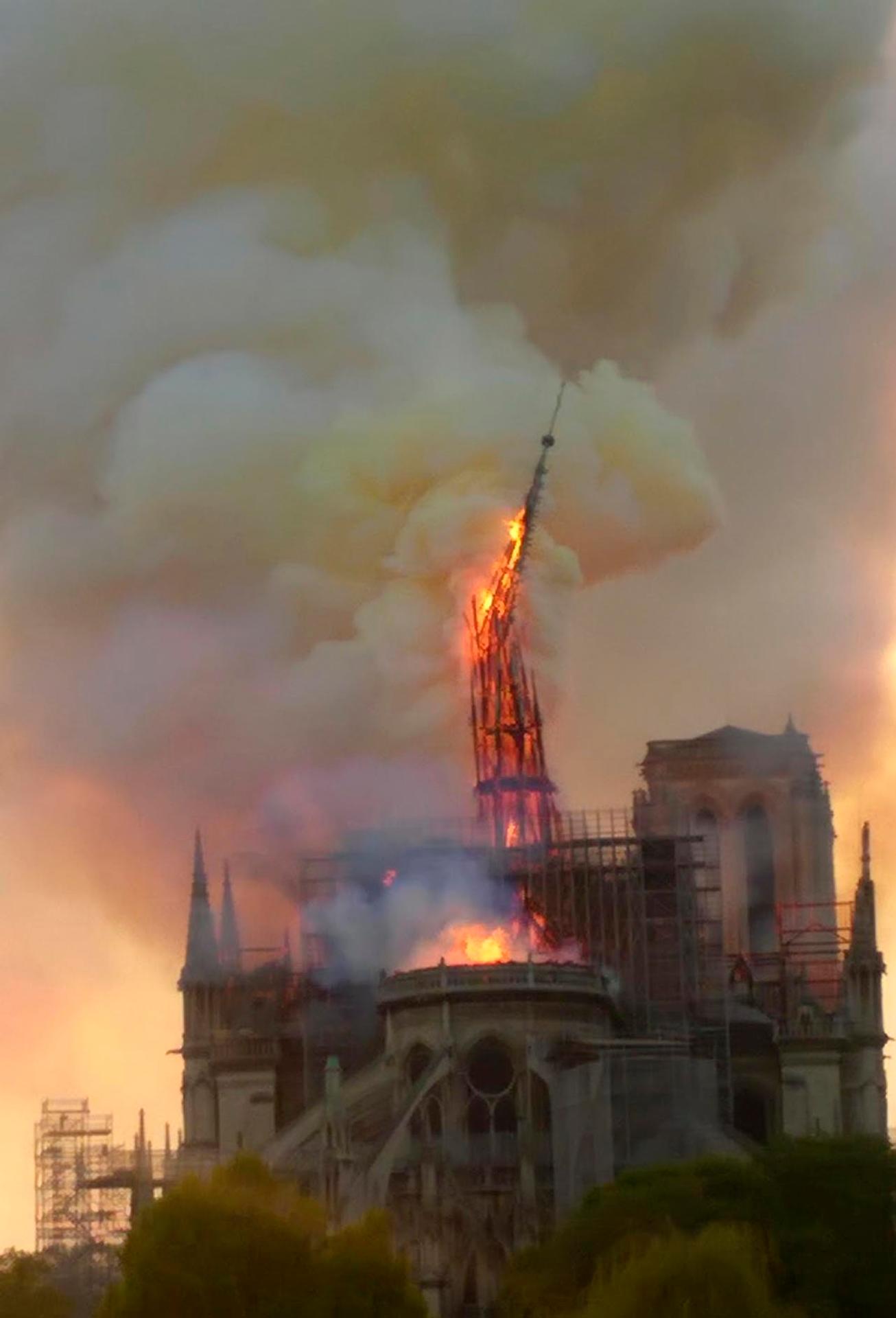 Horiaca katedrála Notre-Dame.