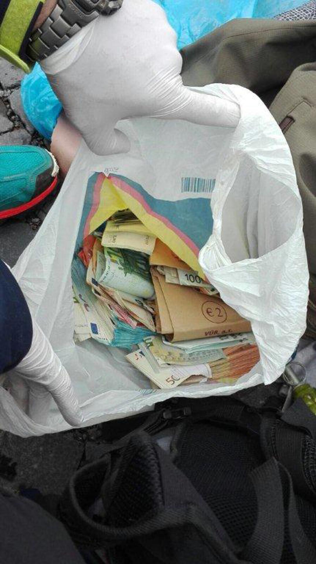 Peniaze v igelitovej taške, ktoré pri lúpeži v banke v Kremnici dostal zlodej Jaroslav (44)