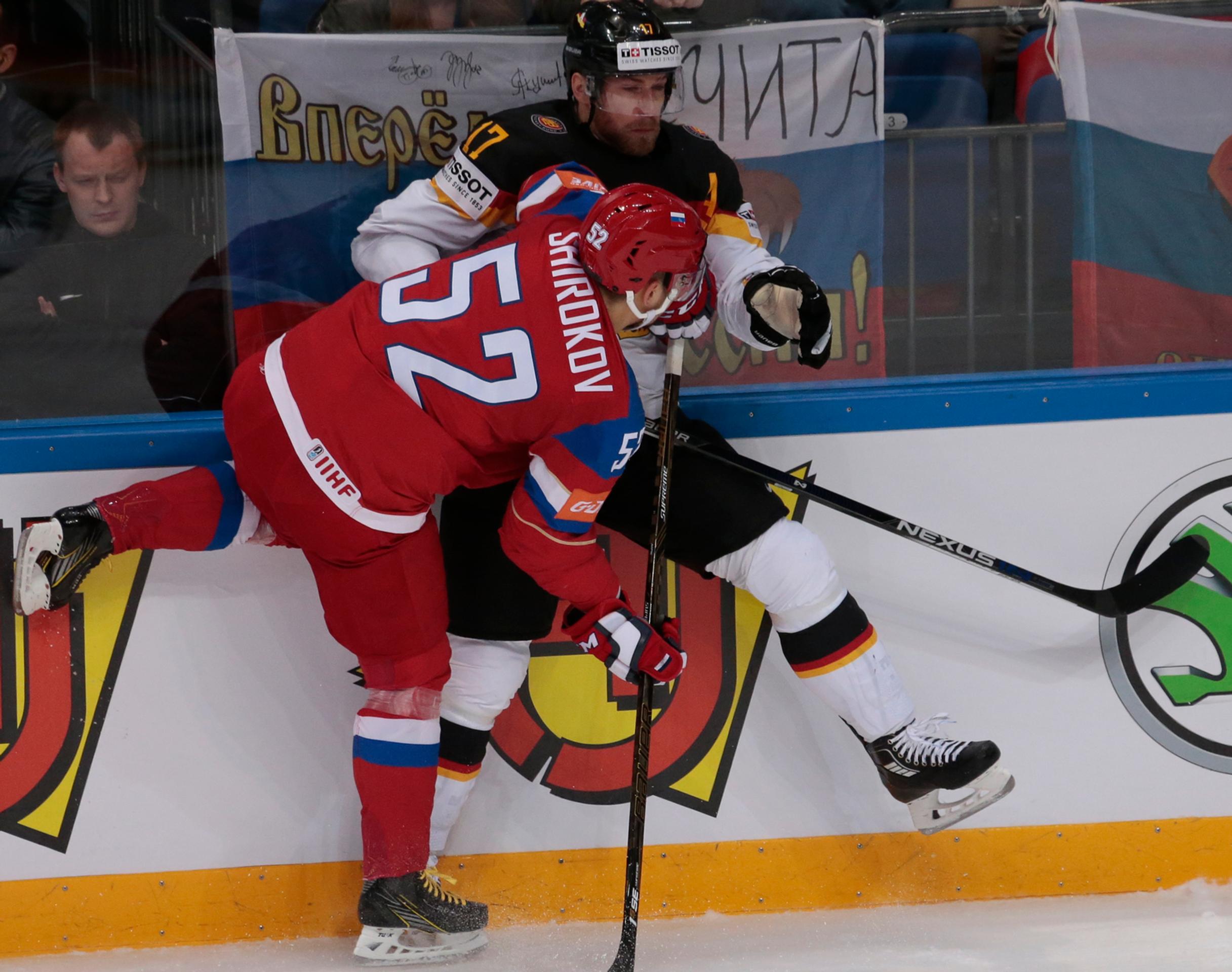 Rus Sergej Širokov (vľavo) v súboji pri mantineli s Nemcom Marcusom Kinkom v zápase štvrťfinále MS v Rusku.