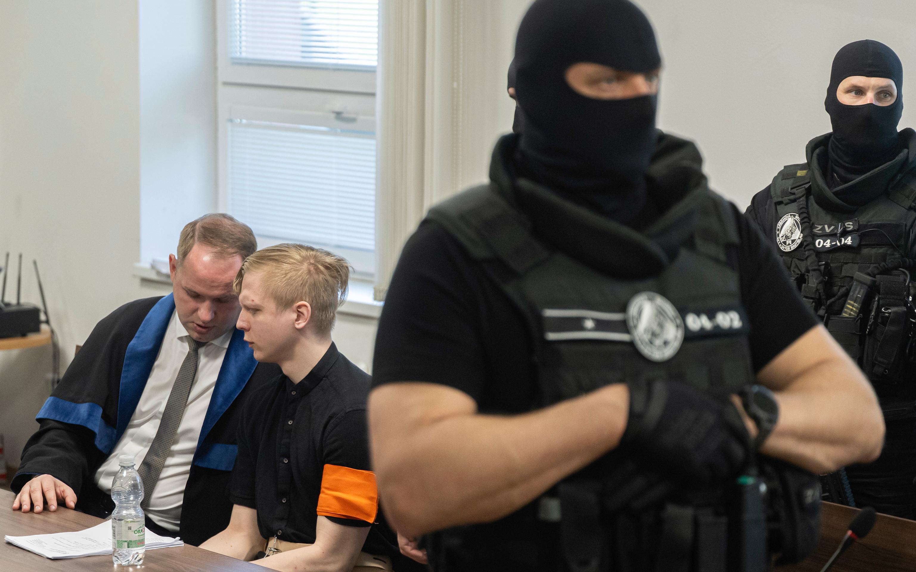 Na snímke obžalovaný Samuel S. sedí v súdnej sieni počas pojednávania vo veci vlaňajšieho útoku nožom na gymnáziu v Spišskej Starej Vsi na Špecializovanom trestnom súde