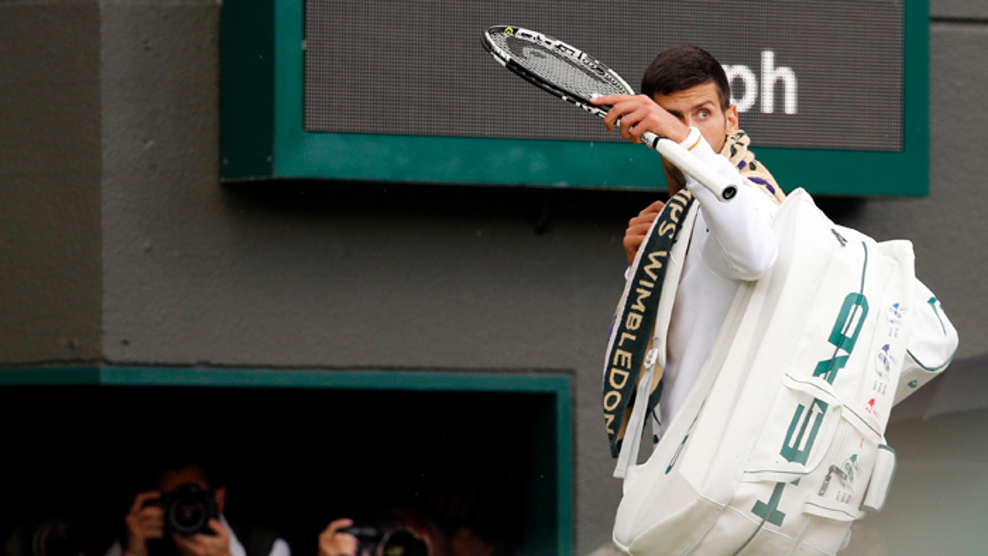 Novak Djokovič odchádza z Wimbledonu.
