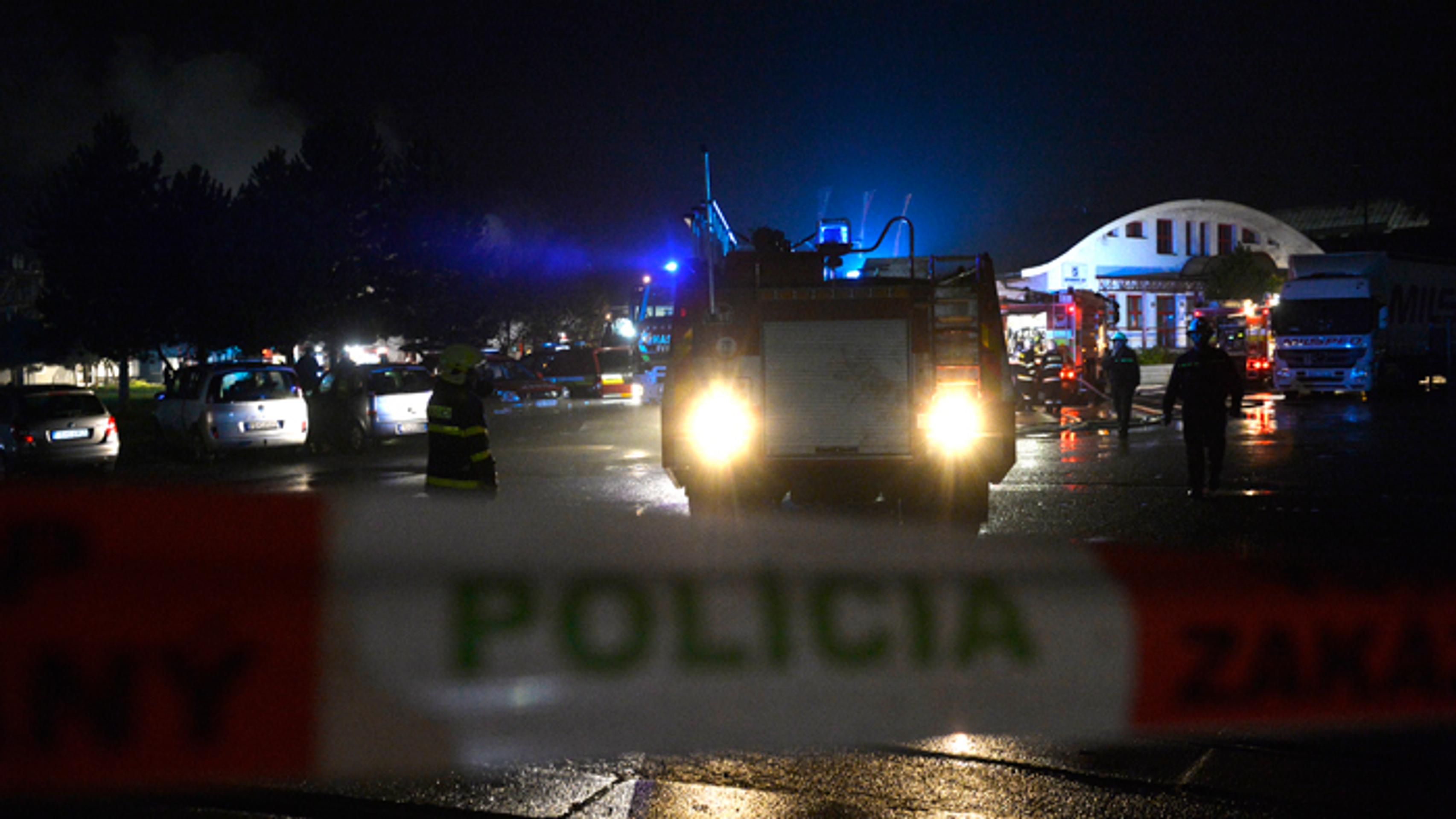 Hasiči likvidujú požiar výrobnej haly v Považskej Bystrici