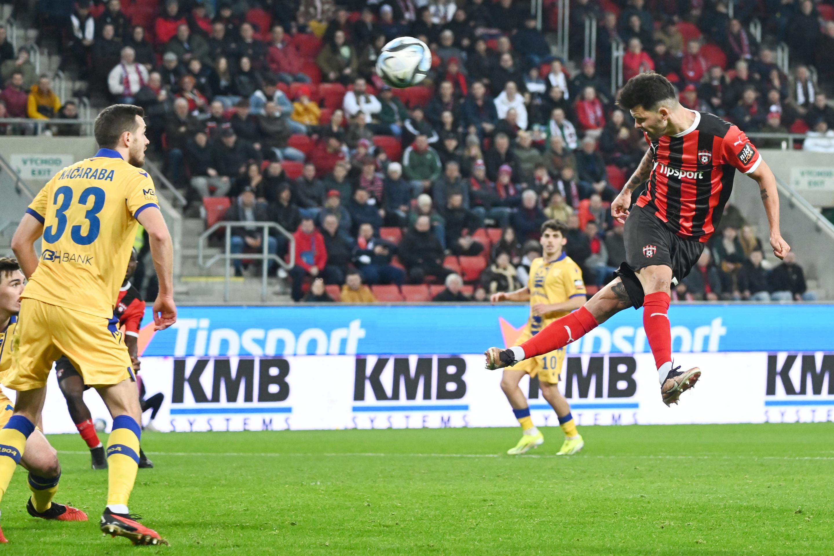 Vpravo hráč Spartaka Michal Ďuriš a hráč DAC Taras Kačaraba v 20. kole Niké ligy.