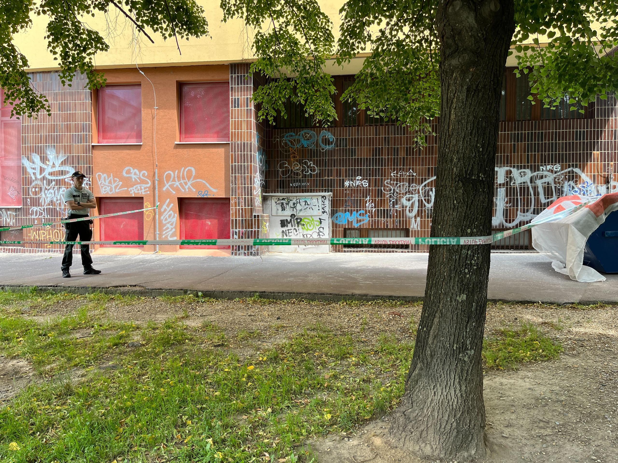 Dieťa spadlo pod bytovku