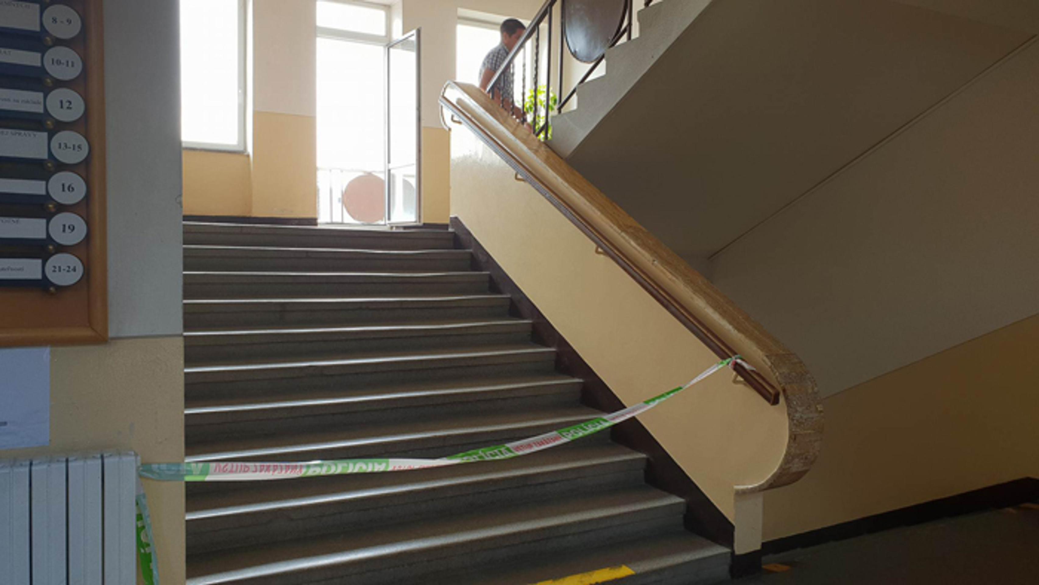 Policajná páska pred schodami na Okresnom úrade v Nitre, kde sa strieľalo.