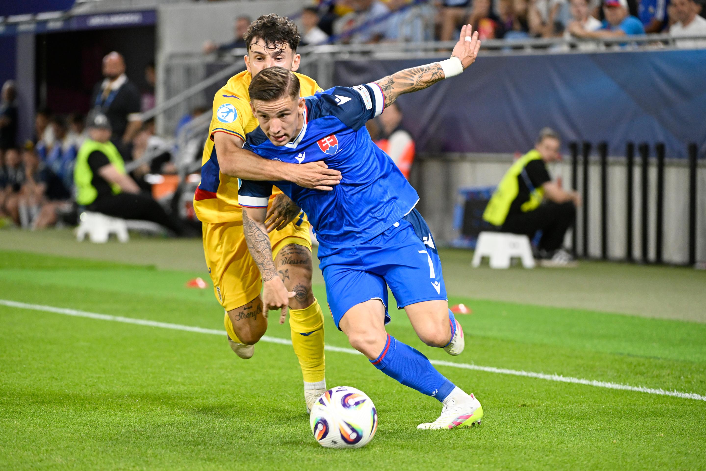 Na snímke vpravo Tomáš Suslov (Slovensko) a Ianis Stoica (Rumunsko) bojujú o loptu.