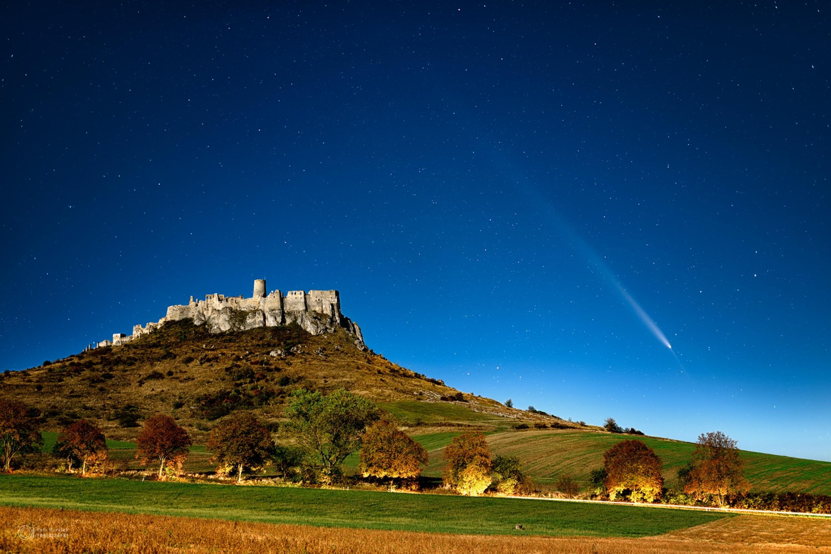 Kométa Tsuchinshan–ATLAS odfotená so Spišským hradom.